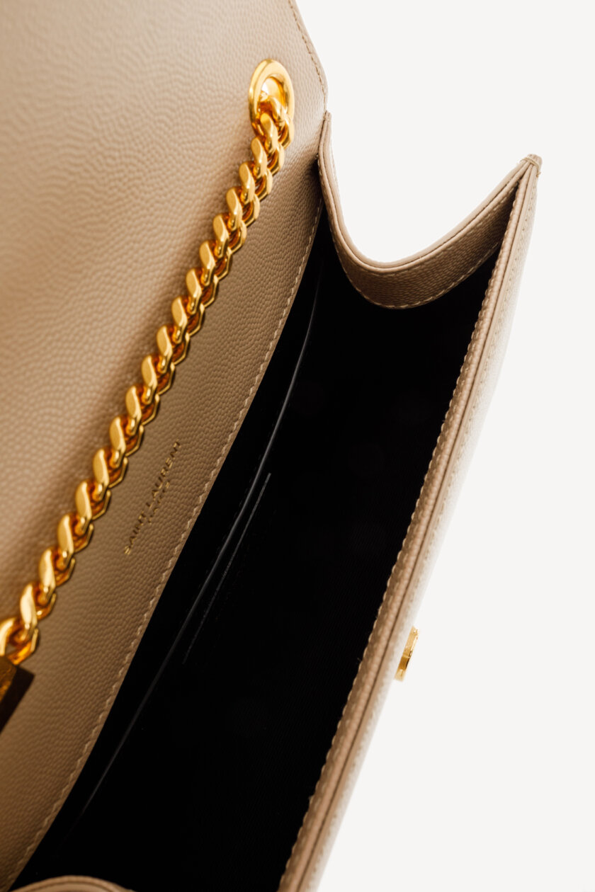 <span style="font-size: 10px; color: rgb(101, 101, 101);letter-spacing: .15em;">IN TENDINTE</span><br><strong> SAINT LAURENT </strong><br><div style="margin-top:10px; font-size:16px;">Kate Small in Grain de Poudre Embossed Leather Dark Beige</div><br> - Image 11