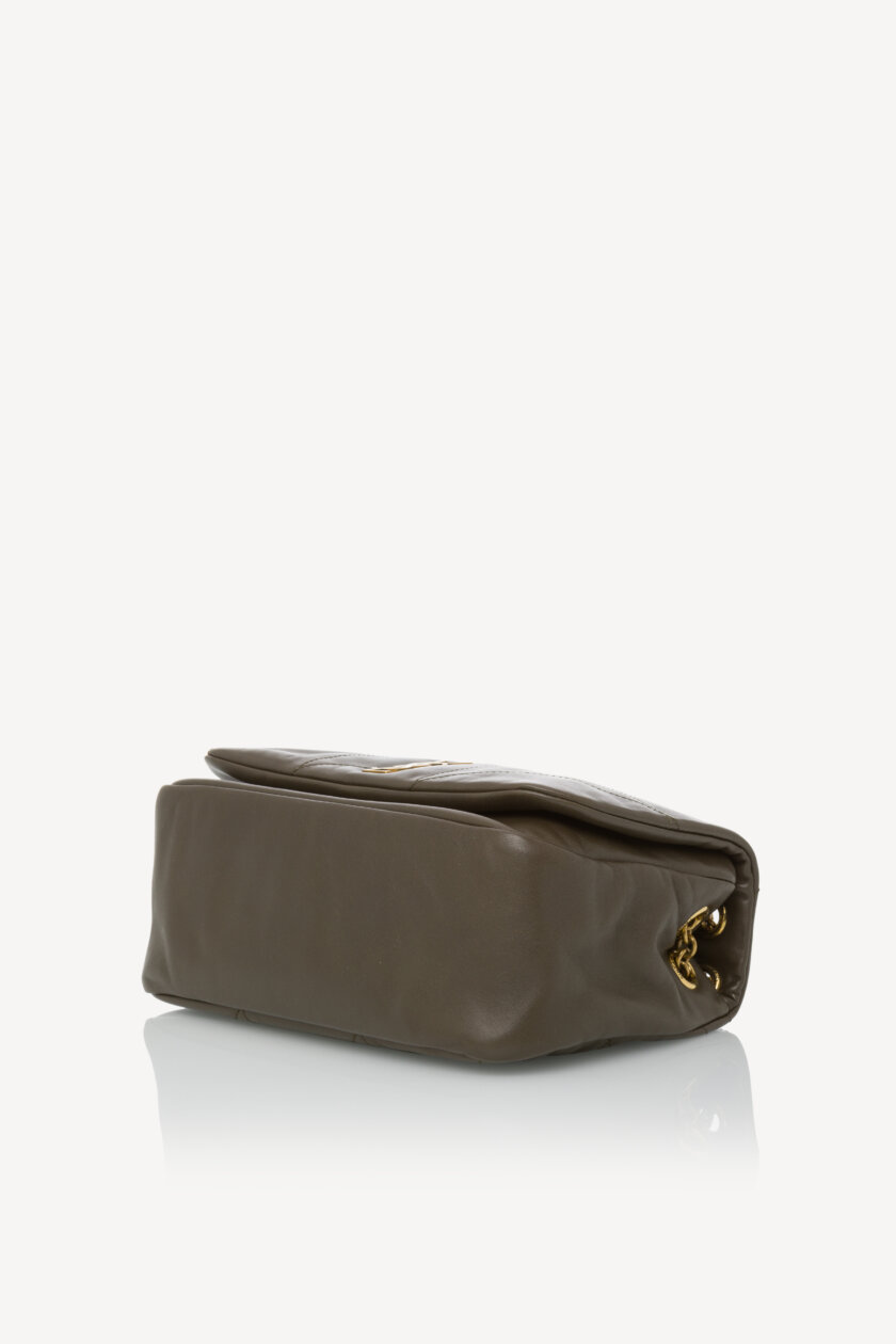 <span style="font-size: 10px; color: rgb(101, 101, 101);letter-spacing: .15em;">HARD TO FIND</span><br><strong> SAINT LAURENT </strong><br><div style="margin-top:10px; font-size:16px;">Small Jamie 4.3 Chain Bag Light Musk</div><br> - Image 21