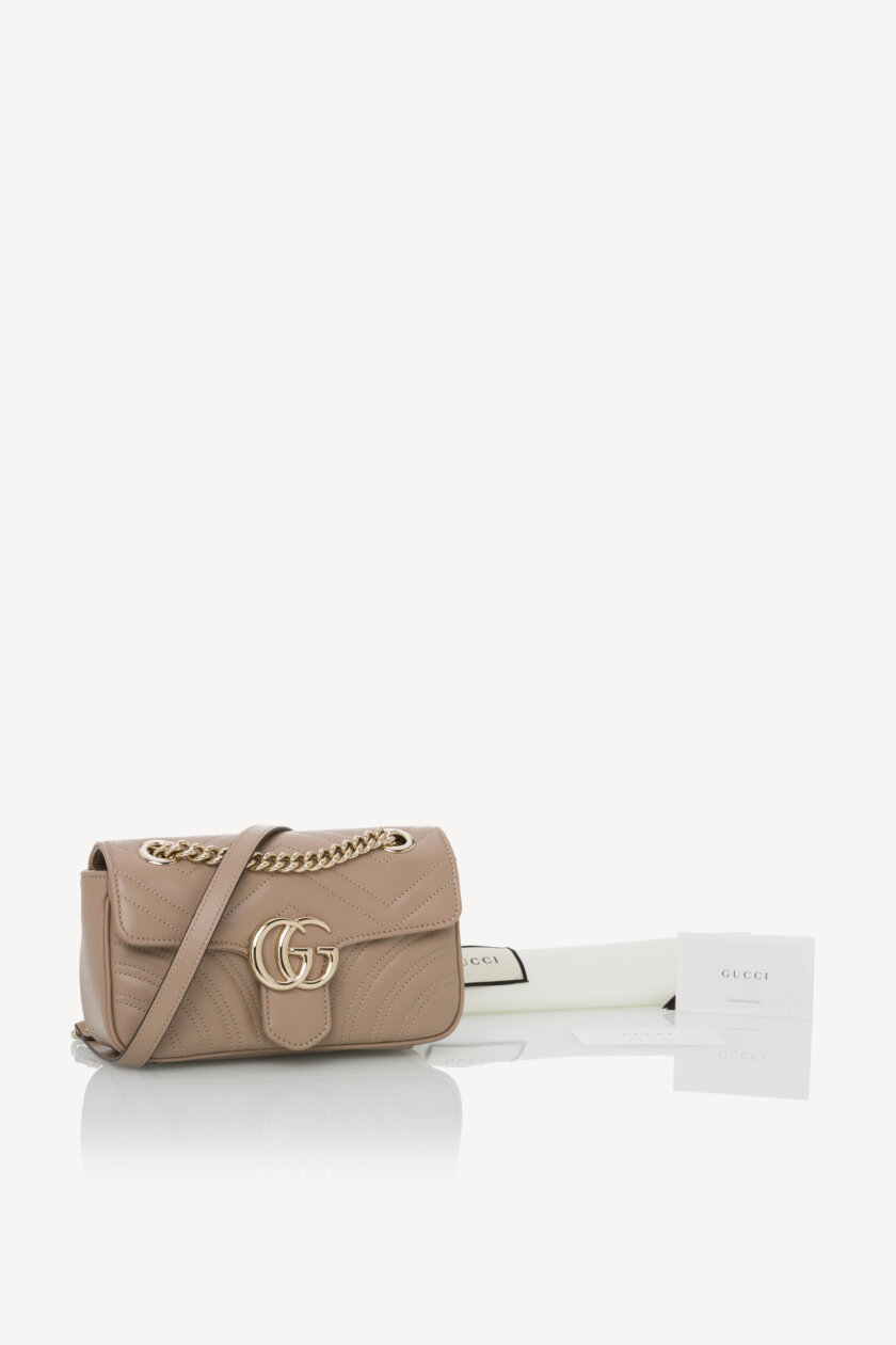 <span style="font-size: 10px; color: rgb(101, 101, 101);letter-spacing: .15em;">NEW COLLECTION</span><br><strong> GUCCI </strong><br><div style="margin-top:10px; font-size:16px;">GG Marmont Small Shoulder Bag Dove Gray Skin</div><br> - Image 2