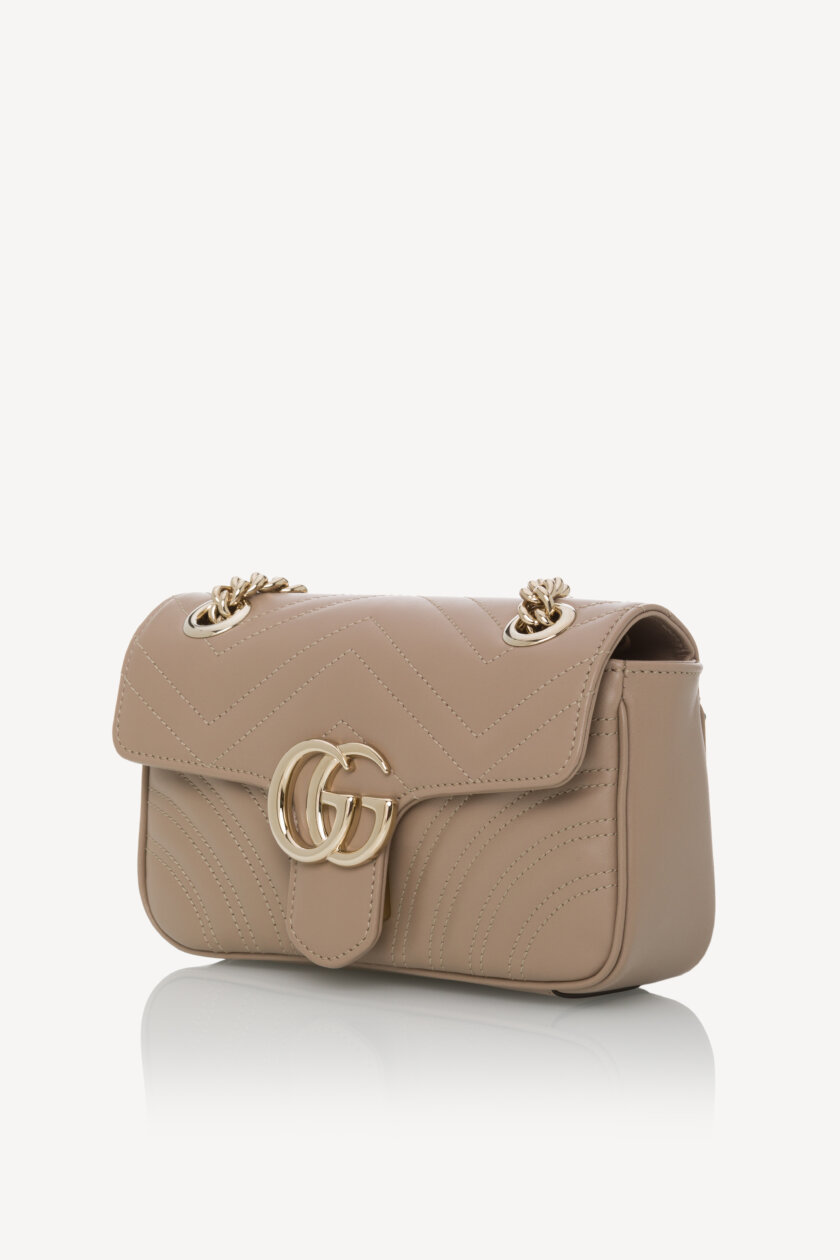 <span style="font-size: 10px; color: rgb(101, 101, 101);letter-spacing: .15em;">NEW COLLECTION</span><br><strong> GUCCI </strong><br><div style="margin-top:10px; font-size:16px;">GG Marmont Small Shoulder Bag Dove Gray Skin</div><br> - Image 9