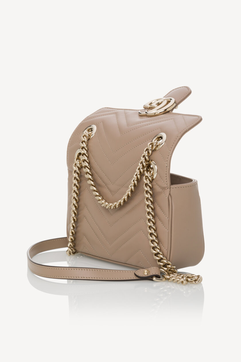 <span style="font-size: 10px; color: rgb(101, 101, 101);letter-spacing: .15em;">NEW COLLECTION</span><br><strong> GUCCI </strong><br><div style="margin-top:10px; font-size:16px;">GG Marmont Small Shoulder Bag Dove Gray Skin</div><br> - Image 7