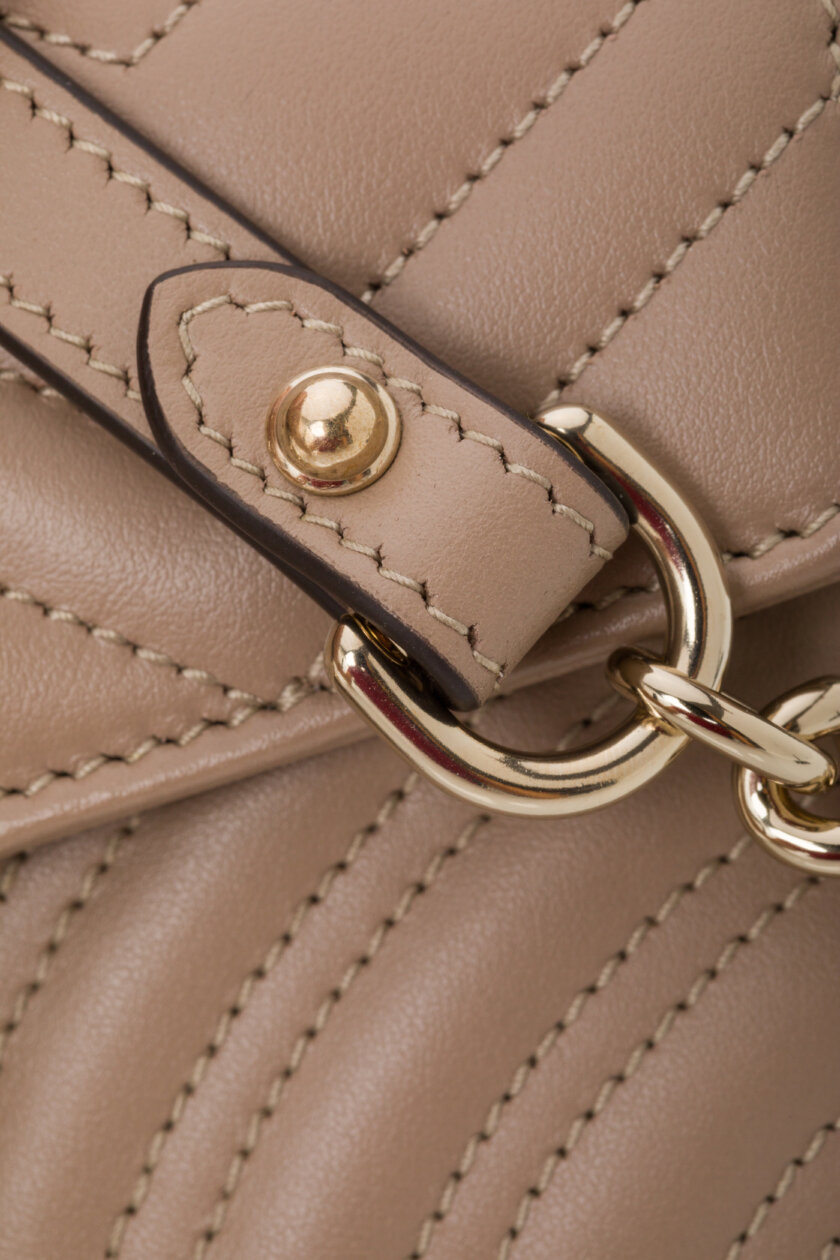 <span style="font-size: 10px; color: rgb(101, 101, 101);letter-spacing: .15em;">NEW COLLECTION</span><br><strong> GUCCI </strong><br><div style="margin-top:10px; font-size:16px;">GG Marmont Small Shoulder Bag Dove Gray Skin</div><br> - Image 15