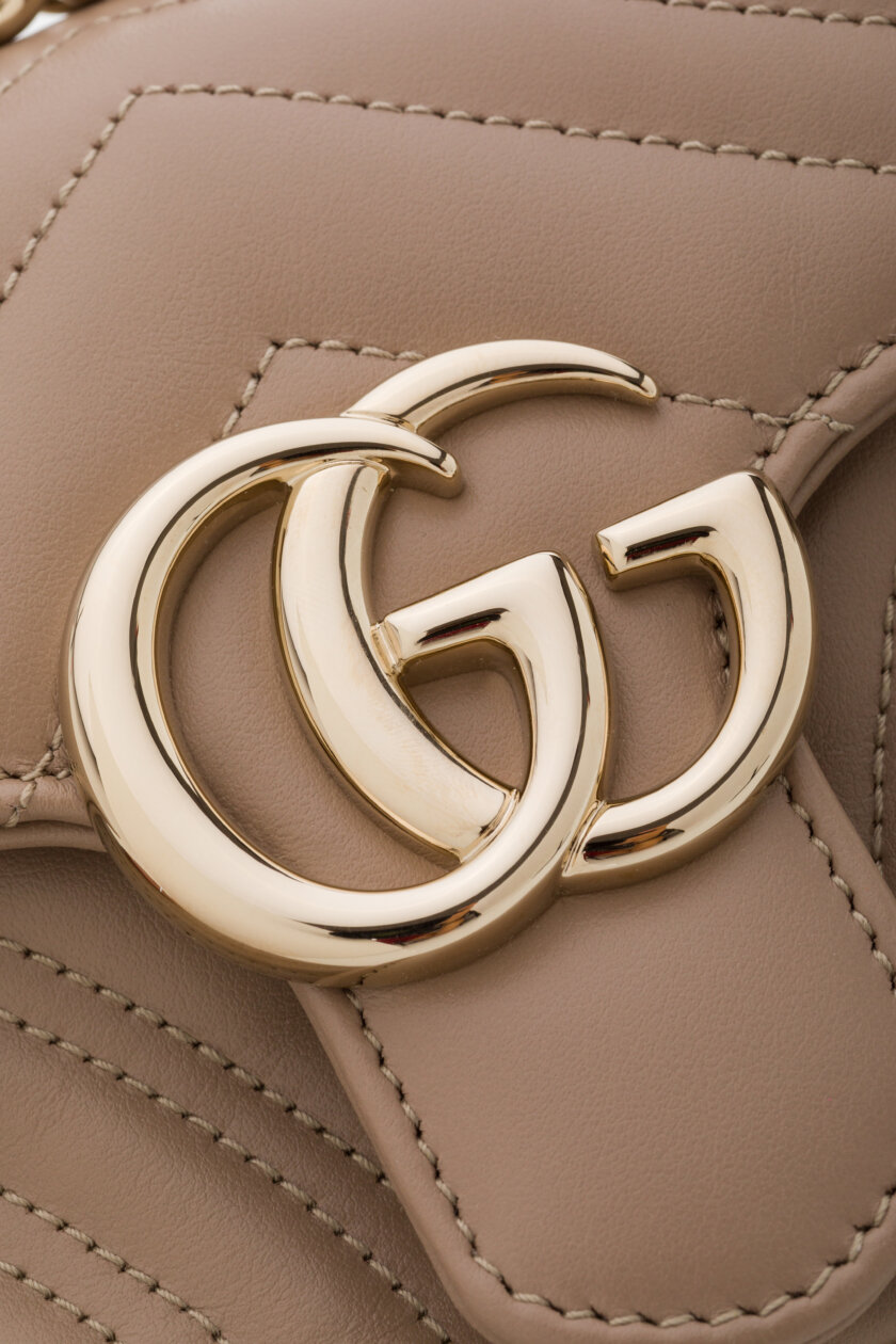 <span style="font-size: 10px; color: rgb(101, 101, 101);letter-spacing: .15em;">NEW COLLECTION</span><br><strong> GUCCI </strong><br><div style="margin-top:10px; font-size:16px;">GG Marmont Small Shoulder Bag Dove Gray Skin</div><br> - Image 12