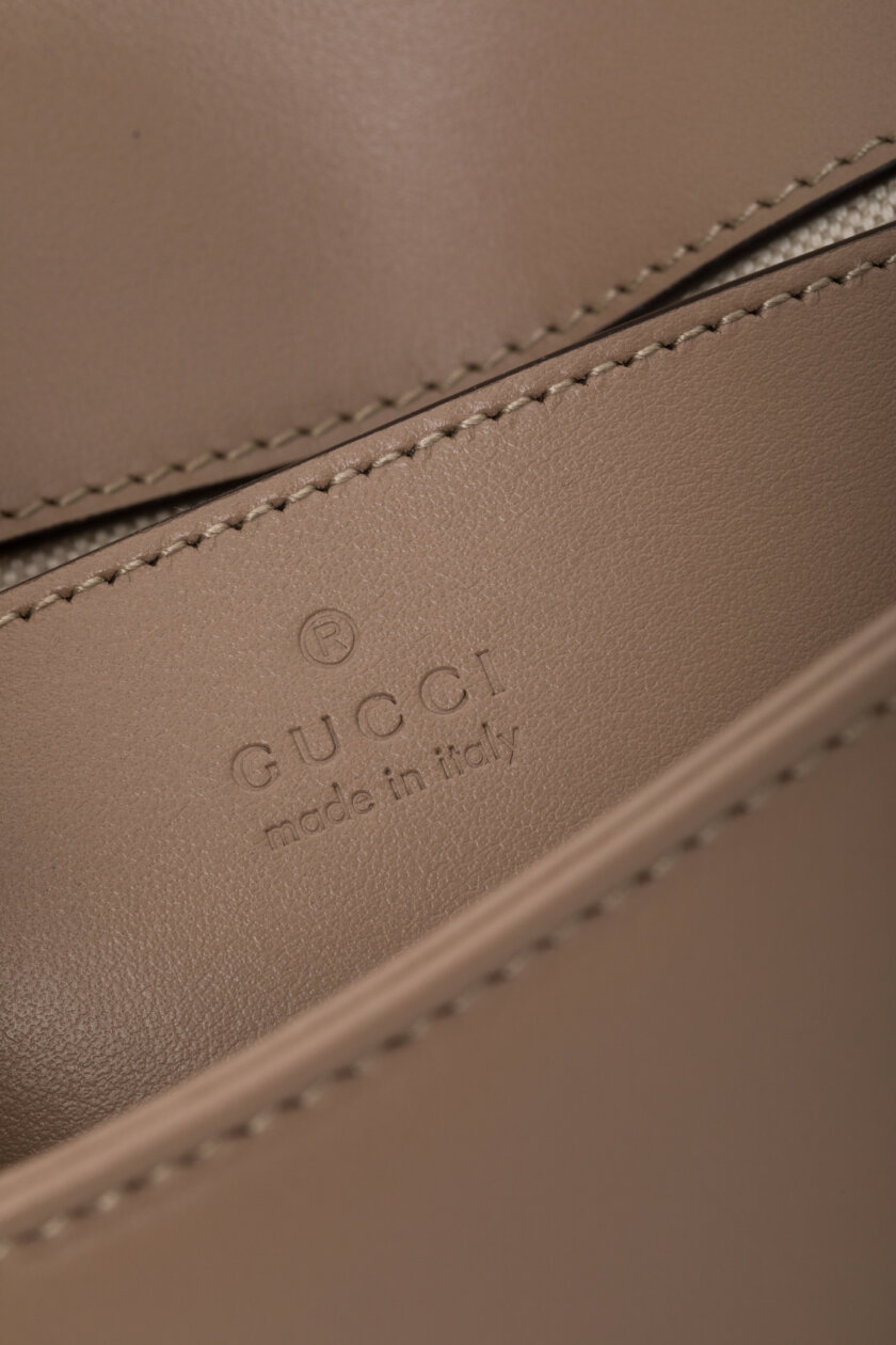<span style="font-size: 10px; color: rgb(101, 101, 101);letter-spacing: .15em;">NEW COLLECTION</span><br><strong> GUCCI </strong><br><div style="margin-top:10px; font-size:16px;">GG Marmont Small Shoulder Bag Dove Gray Skin</div><br> - Image 17
