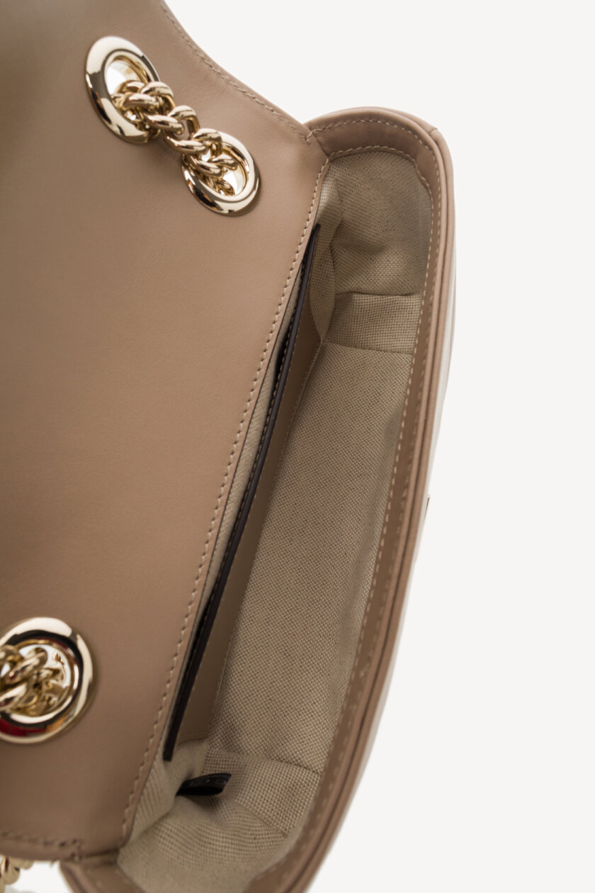 <span style="font-size: 10px; color: rgb(101, 101, 101);letter-spacing: .15em;">NEW COLLECTION</span><br><strong> GUCCI </strong><br><div style="margin-top:10px; font-size:16px;">GG Marmont Small Shoulder Bag Dove Gray Skin</div><br> - Image 11