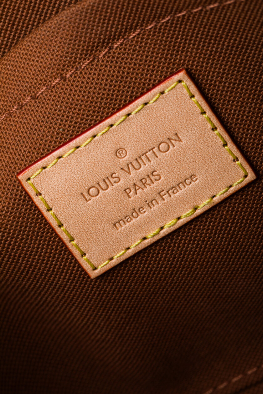 <span style="font-size: 10px; color: rgb(101, 101, 101);letter-spacing: .15em;">HAR TO FIND</span><br><strong> LOUIS VUITTON </strong><br><div style="margin-top:10px; font-size:16px;">Monogram Canvas Elipse PM M46196</div><br> - Image 17
