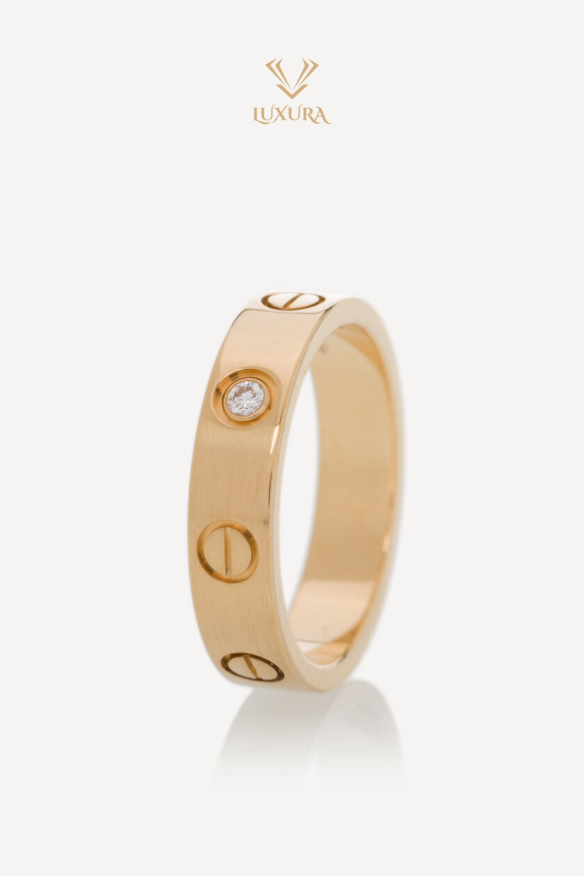 <span style="font-size: 10px; color: rgb(101, 101, 101);letter-spacing: .15em;">BEST DEAL</span><br><strong> CARTIER </strong><br><div style="margin-top:10px; font-size:16px;">18K Gold Wedding Band Love Ring with 1 brilliant-cut Diamond 0.02ct 48 </div><br>