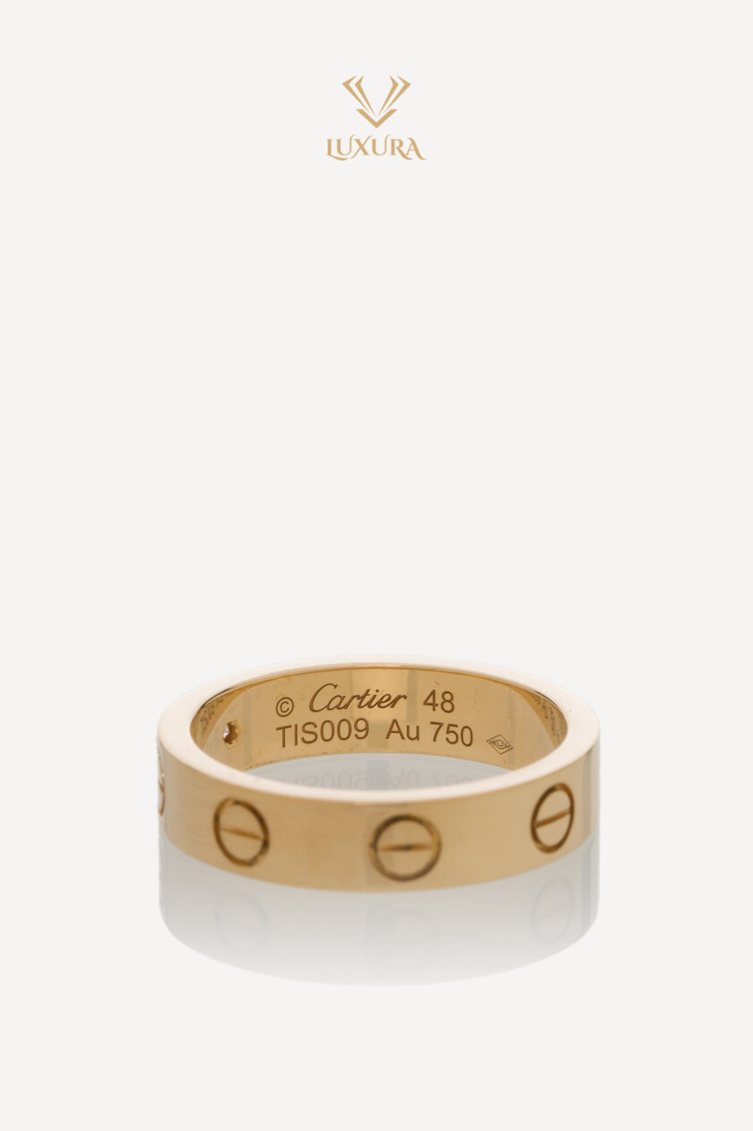<span style="font-size: 10px; color: rgb(101, 101, 101);letter-spacing: .15em;">BEST DEAL</span><br><strong> CARTIER </strong><br><div style="margin-top:10px; font-size:16px;">18K Gold Wedding Band Love Ring with 1 brilliant-cut Diamond 0.02ct 48 </div><br> - Image 2