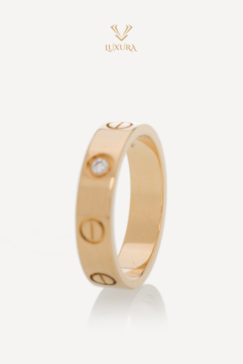 <span style="font-size: 10px; color: rgb(101, 101, 101);letter-spacing: .15em;">BEST DEAL</span><br><strong> CARTIER </strong><br><div style="margin-top:10px; font-size:16px;">18K Gold Wedding Band Love Ring with 1 brilliant-cut Diamond 0.02ct 48 </div><br> - Image 5