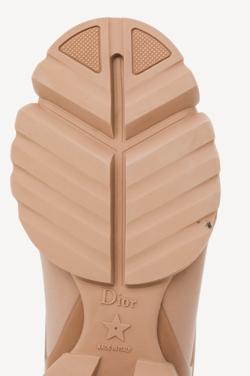 <span style="font-size: 10px; color: rgb(101, 101, 101);letter-spacing: .15em;">BEST DEAL</span><br><strong> DIOR </strong><br><div style="margin-top:10px; font-size:16px;">D-Connect Nude Technical Sneaker 36</div><br> - Image 14