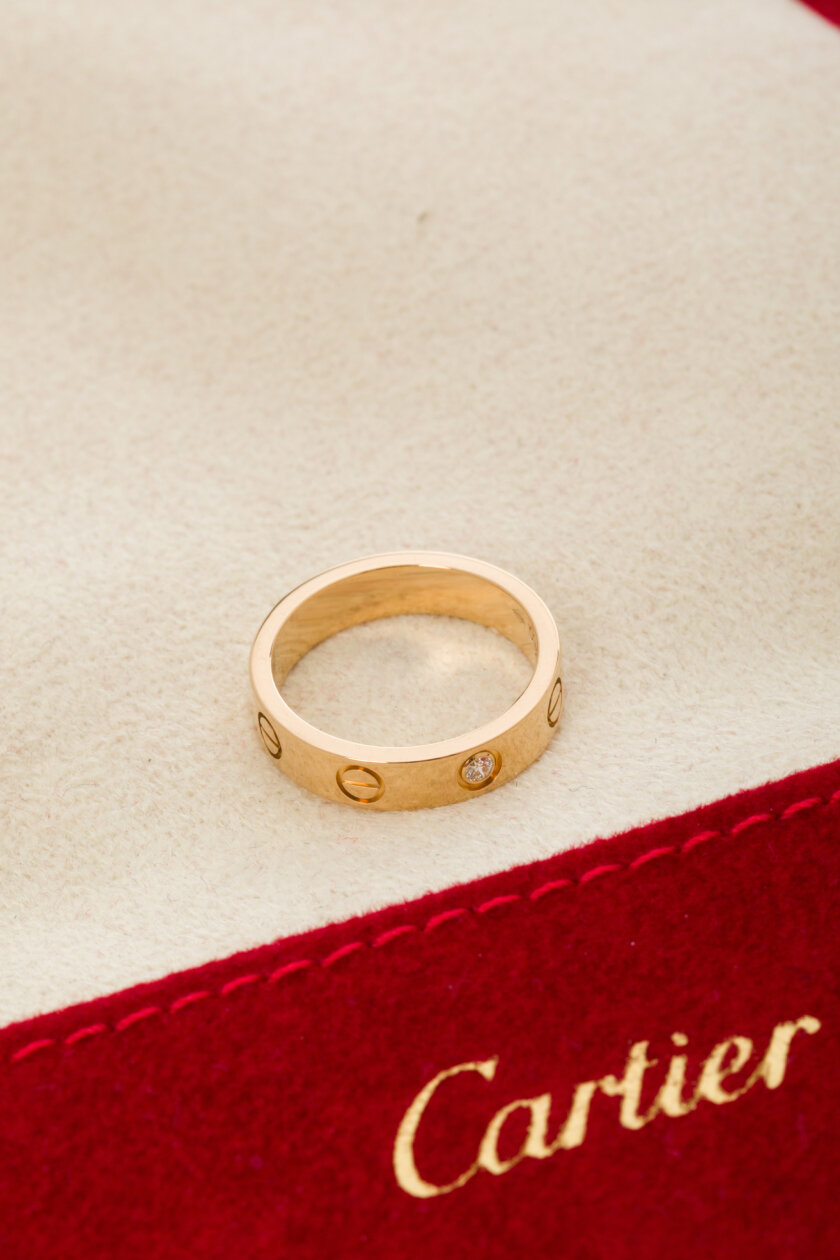 <span style="font-size: 10px; color: rgb(101, 101, 101);letter-spacing: .15em;">BEST DEAL</span><br><strong> CARTIER </strong><br><div style="margin-top:10px; font-size:16px;">18K Gold Wedding Band Love Ring with 1 brilliant-cut Diamond 0.02ct 48 </div><br> - Image 4