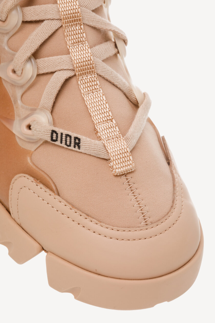 <span style="font-size: 10px; color: rgb(101, 101, 101);letter-spacing: .15em;">BEST DEAL</span><br><strong> DIOR </strong><br><div style="margin-top:10px; font-size:16px;">D-Connect Nude Technical Sneaker 36</div><br> - Image 6