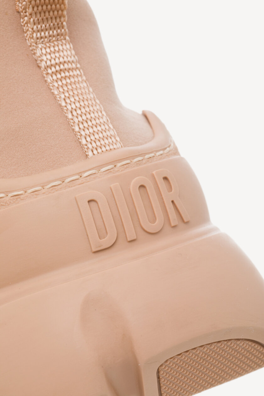 <span style="font-size: 10px; color: rgb(101, 101, 101);letter-spacing: .15em;">BEST DEAL</span><br><strong> DIOR </strong><br><div style="margin-top:10px; font-size:16px;">D-Connect Nude Technical Sneaker 36</div><br> - Image 11