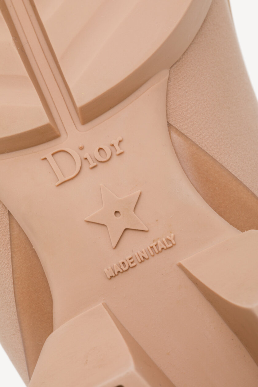 <span style="font-size: 10px; color: rgb(101, 101, 101);letter-spacing: .15em;">BEST DEAL</span><br><strong> DIOR </strong><br><div style="margin-top:10px; font-size:16px;">D-Connect Nude Technical Sneaker 36</div><br> - Image 12