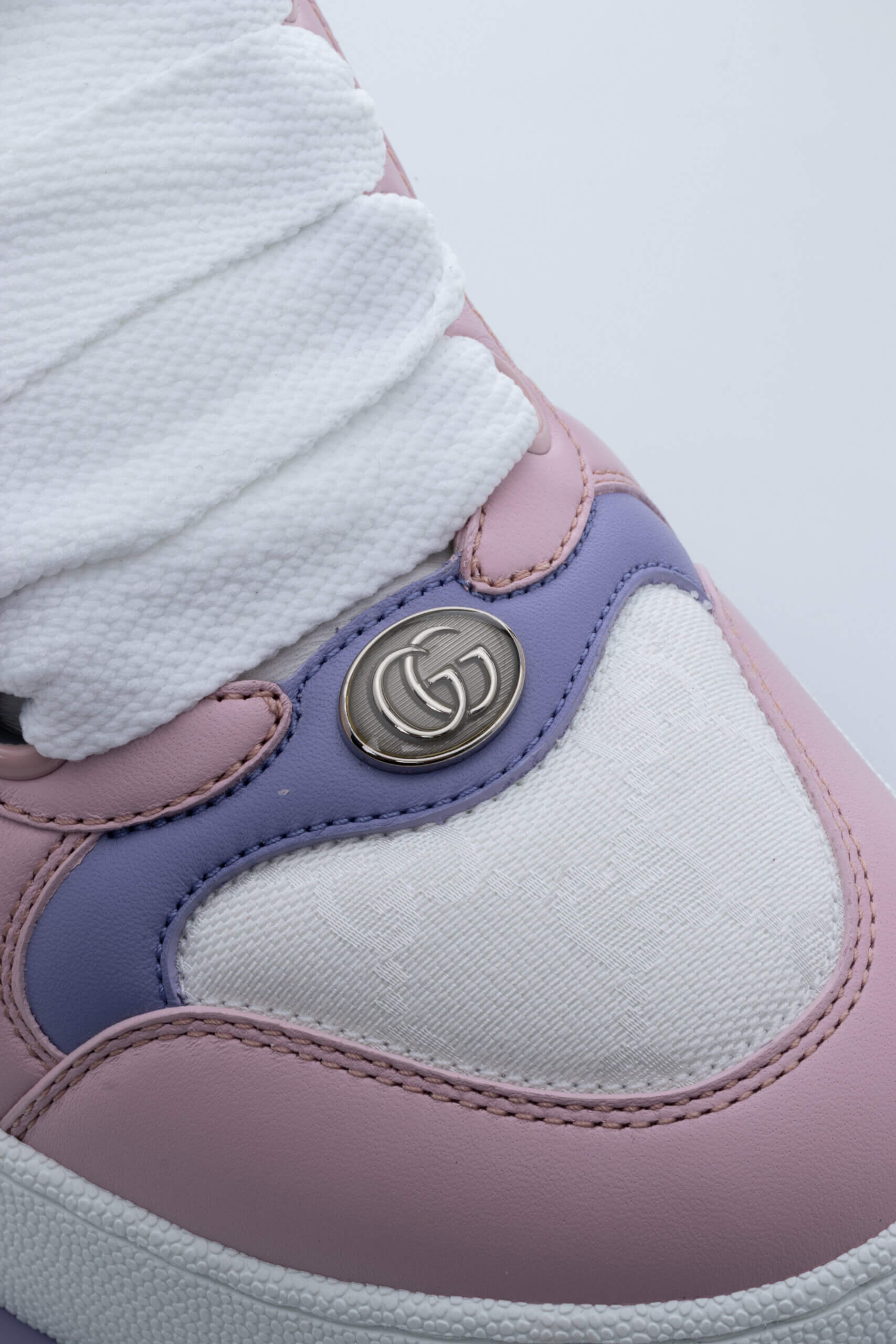 <span style="font-size: 10px; color: rgb(101, 101, 101);letter-spacing: .15em;">NEW COLLECTION</span><br><strong> GUCCI </strong><br><div style="margin-top:10px; font-size:16px;">GG Leather Colorblock Pattern Sneakers 38</div><br> - Image 12