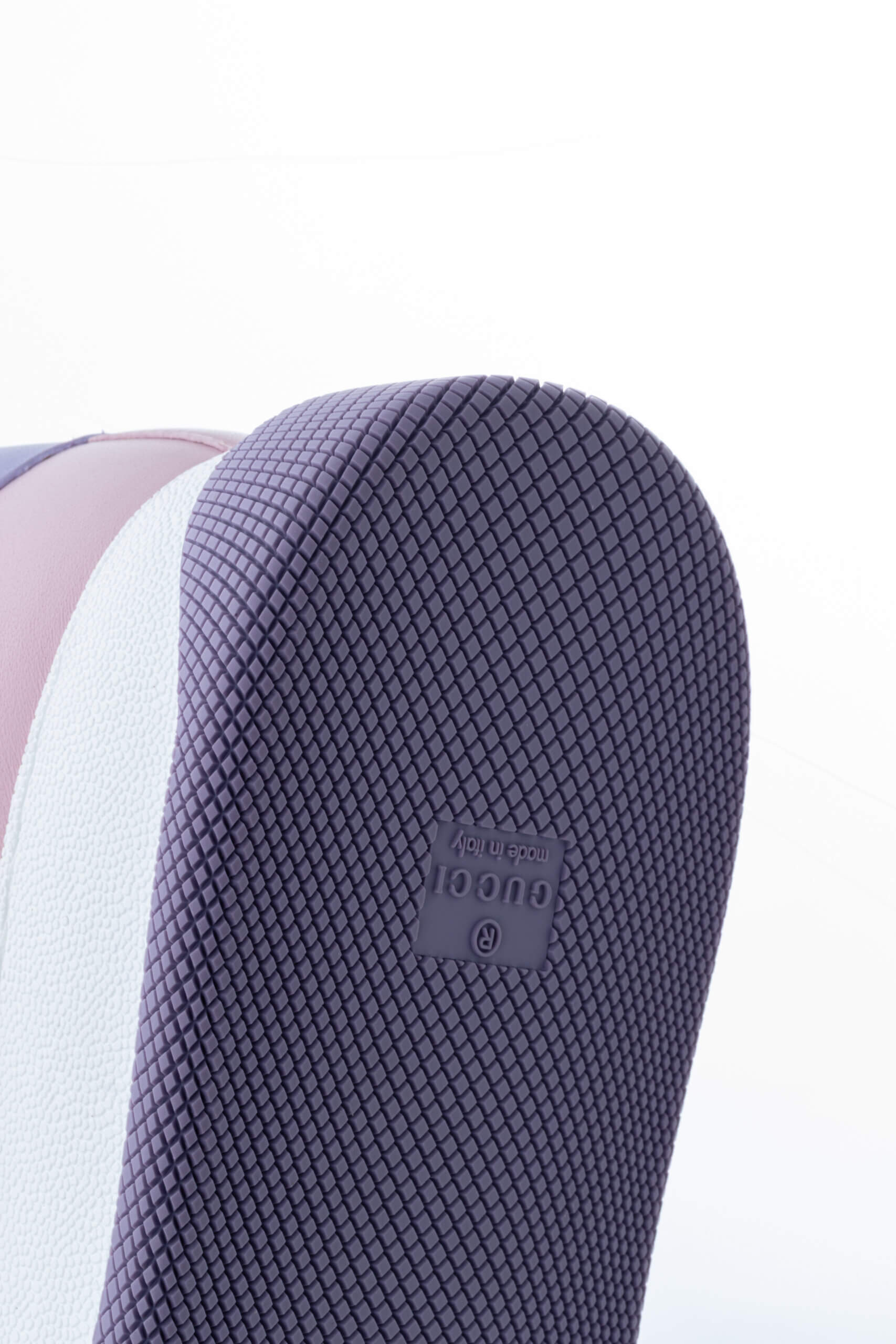 <span style="font-size: 10px; color: rgb(101, 101, 101);letter-spacing: .15em;">NEW COLLECTION</span><br><strong> GUCCI </strong><br><div style="margin-top:10px; font-size:16px;">GG Leather Colorblock Pattern Sneakers 38</div><br> - Image 21