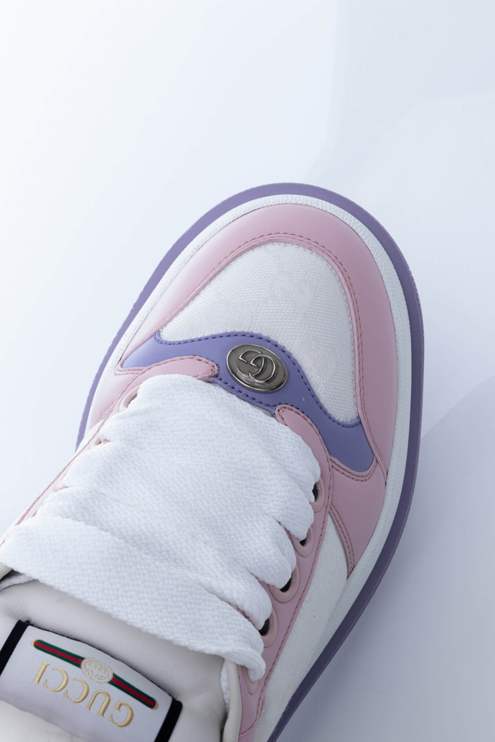 <span style="font-size: 10px; color: rgb(101, 101, 101);letter-spacing: .15em;">NEW COLLECTION</span><br><strong> GUCCI </strong><br><div style="margin-top:10px; font-size:16px;">GG Leather Colorblock Pattern Sneakers 38</div><br> - Image 10