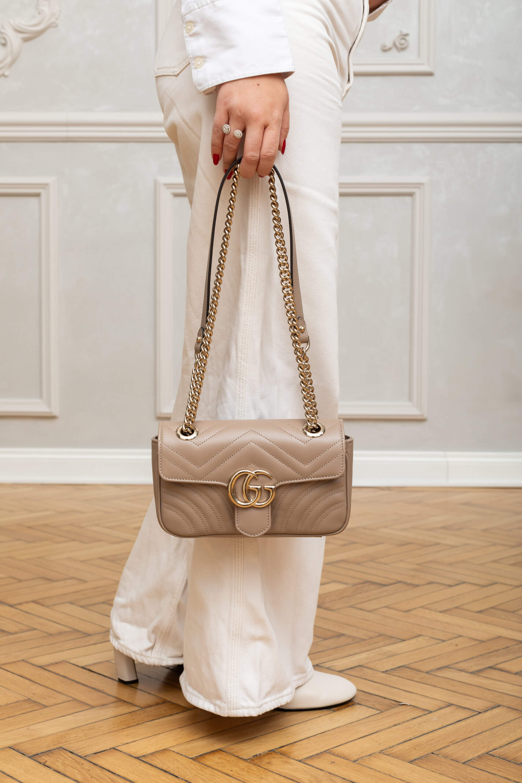 <span style="font-size: 10px; color: rgb(101, 101, 101);letter-spacing: .15em;">NEW COLLECTION</span><br><strong> GUCCI </strong><br><div style="margin-top:10px; font-size:16px;"> GG Marmont Small Shoulder Bag Dove Gray Skin </div><br> - Image 4