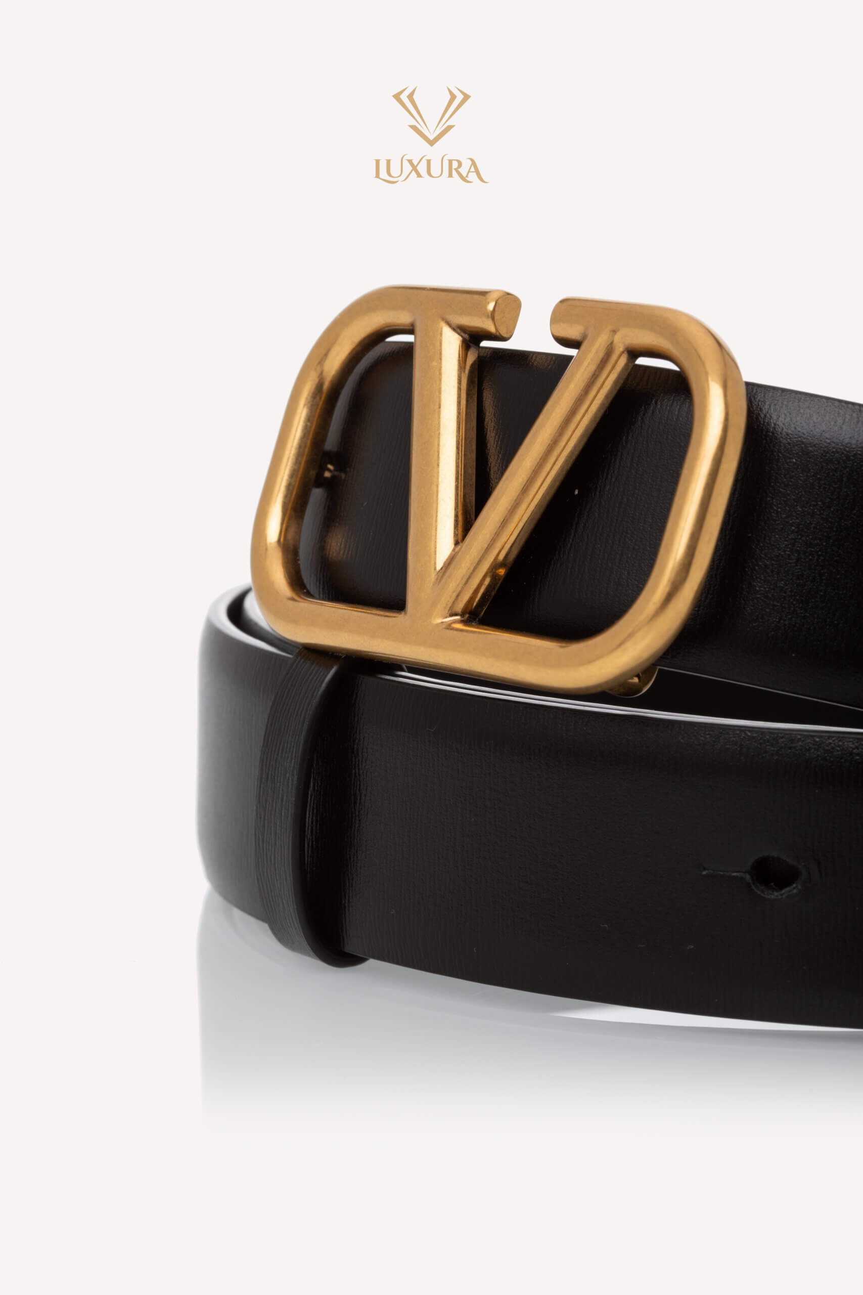 <span style="font-size: 10px; color: rgb(101, 101, 101);letter-spacing: .15em;">NEW COLLECTION </span><br><strong> VALENTINO </strong><br><div style="margin-top:10px; font-size:16px;"> VLogo Signature Calfskin Belt 95 38 Black </div><br> - Image 5