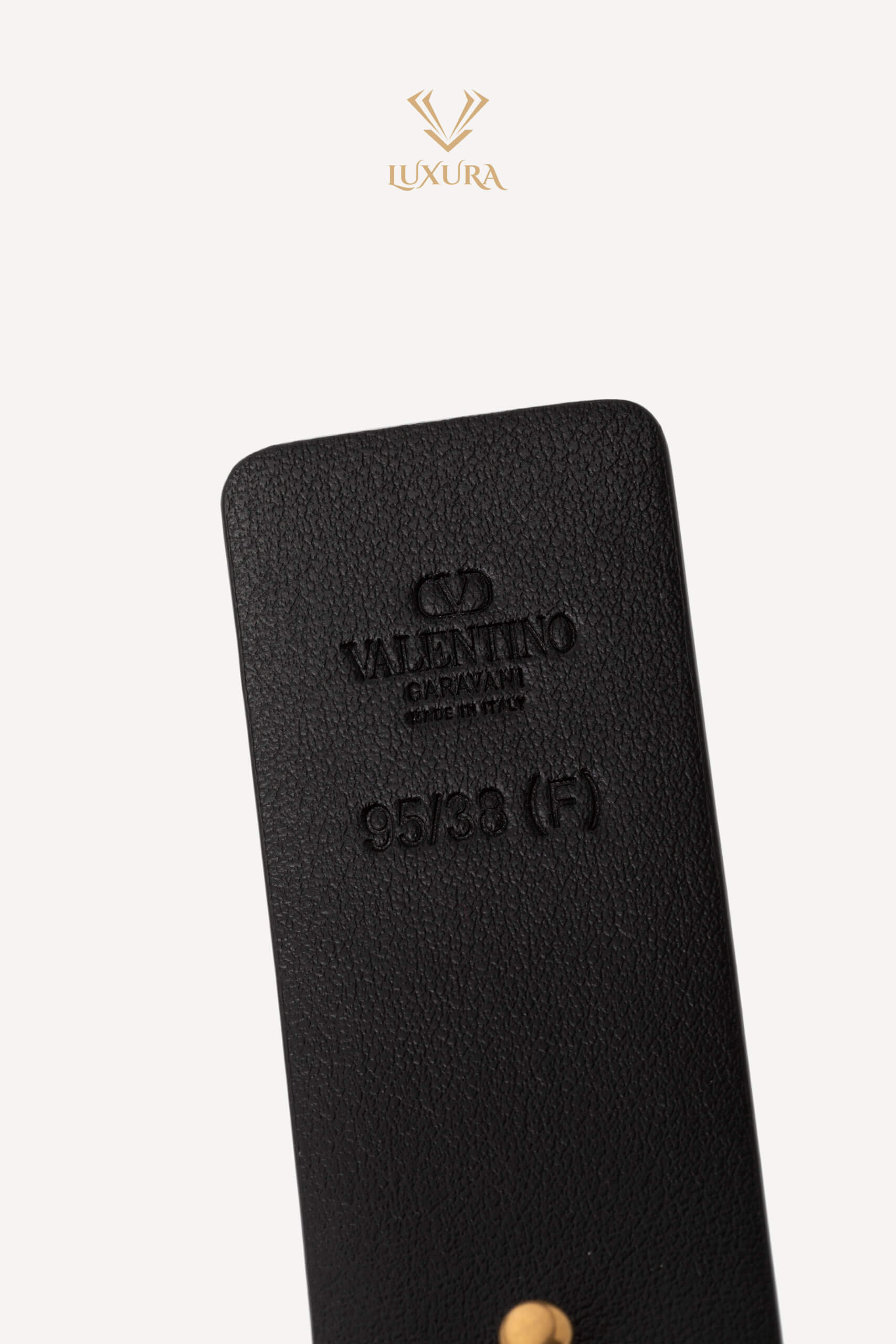 <span style="font-size: 10px; color: rgb(101, 101, 101);letter-spacing: .15em;">NEW COLLECTION </span><br><strong> VALENTINO </strong><br><div style="margin-top:10px; font-size:16px;"> VLogo Signature Calfskin Belt 95 38 Black </div><br> - Image 8