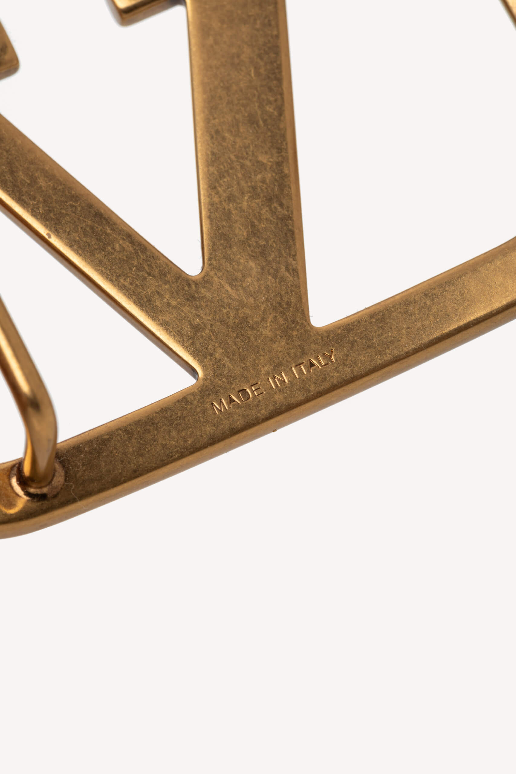 <span style="font-size: 10px; color: rgb(101, 101, 101);letter-spacing: .15em;">NEW COLLECTION </span><br><strong> VALENTINO </strong><br><div style="margin-top:10px; font-size:16px;"> VLogo Signature Calfskin Belt 95 38 Black </div><br> - Image 11