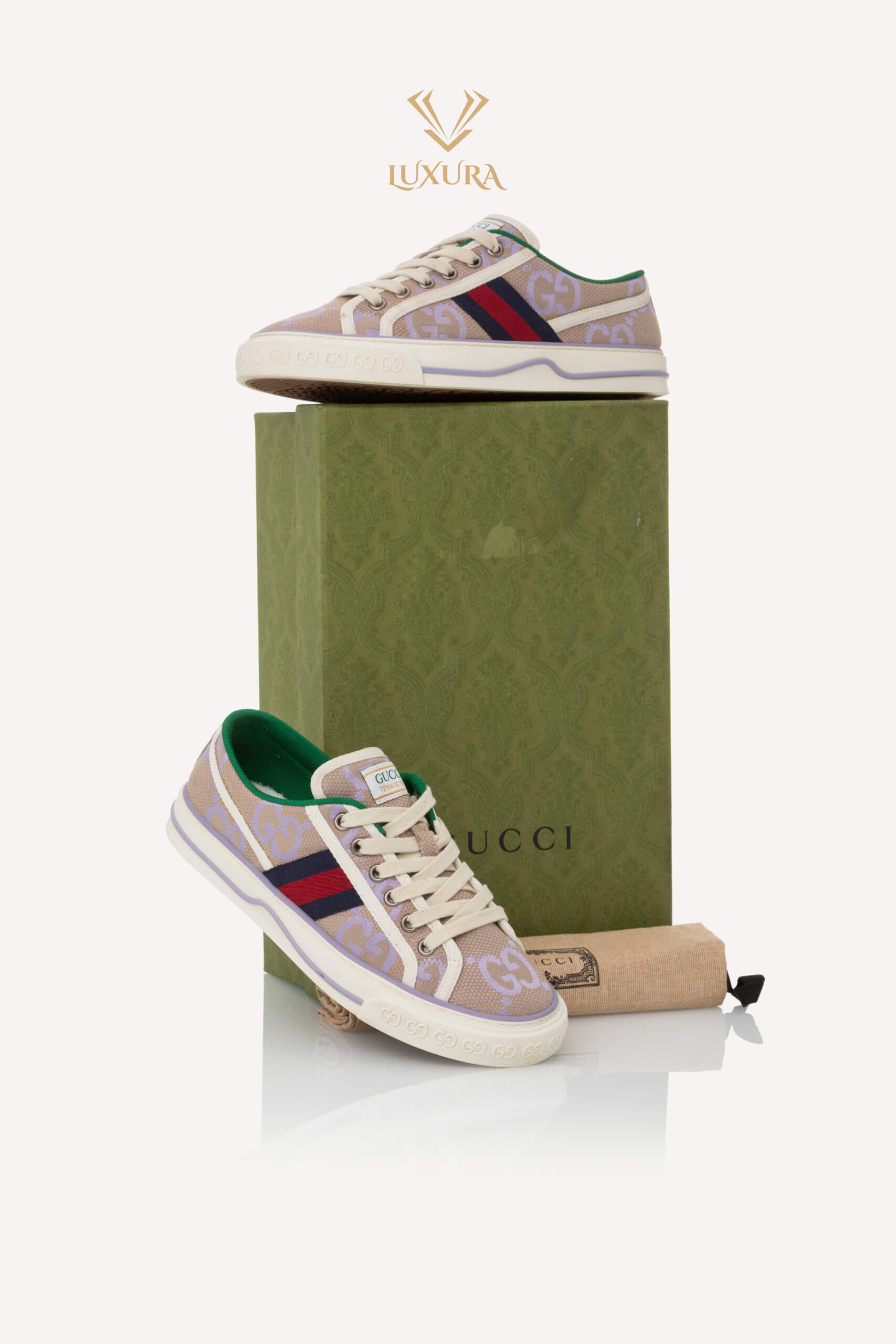 <span style="font-size: 10px; color: rgb(101, 101, 101);letter-spacing: .15em;">IN TENDINTE </span><br><strong> GUCCI </strong><br><div style="margin-top:10px; font-size:16px;"> Monogram Jumbo GG Web 1977 Tennis Sneakers Beige Lapis Mystic White 37 </div><br> - Image 2