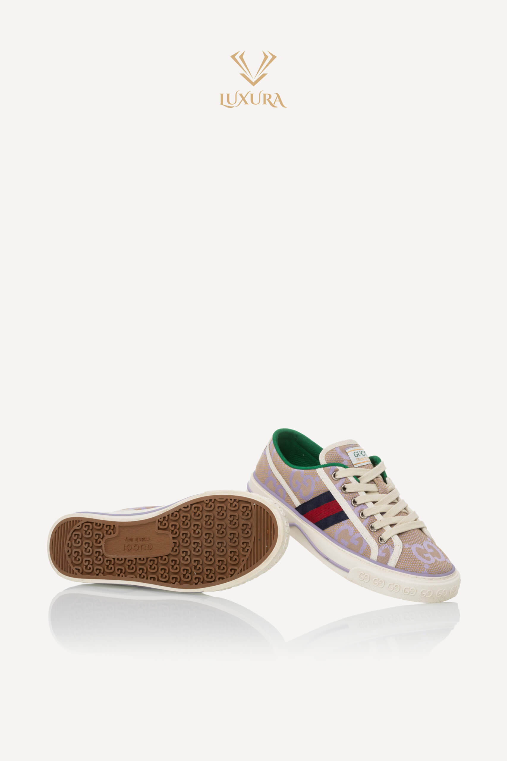 <span style="font-size: 10px; color: rgb(101, 101, 101);letter-spacing: .15em;">IN TENDINTE </span><br><strong> GUCCI </strong><br><div style="margin-top:10px; font-size:16px;"> Monogram Jumbo GG Web 1977 Tennis Sneakers Beige Lapis Mystic White 37 </div><br> - Image 17