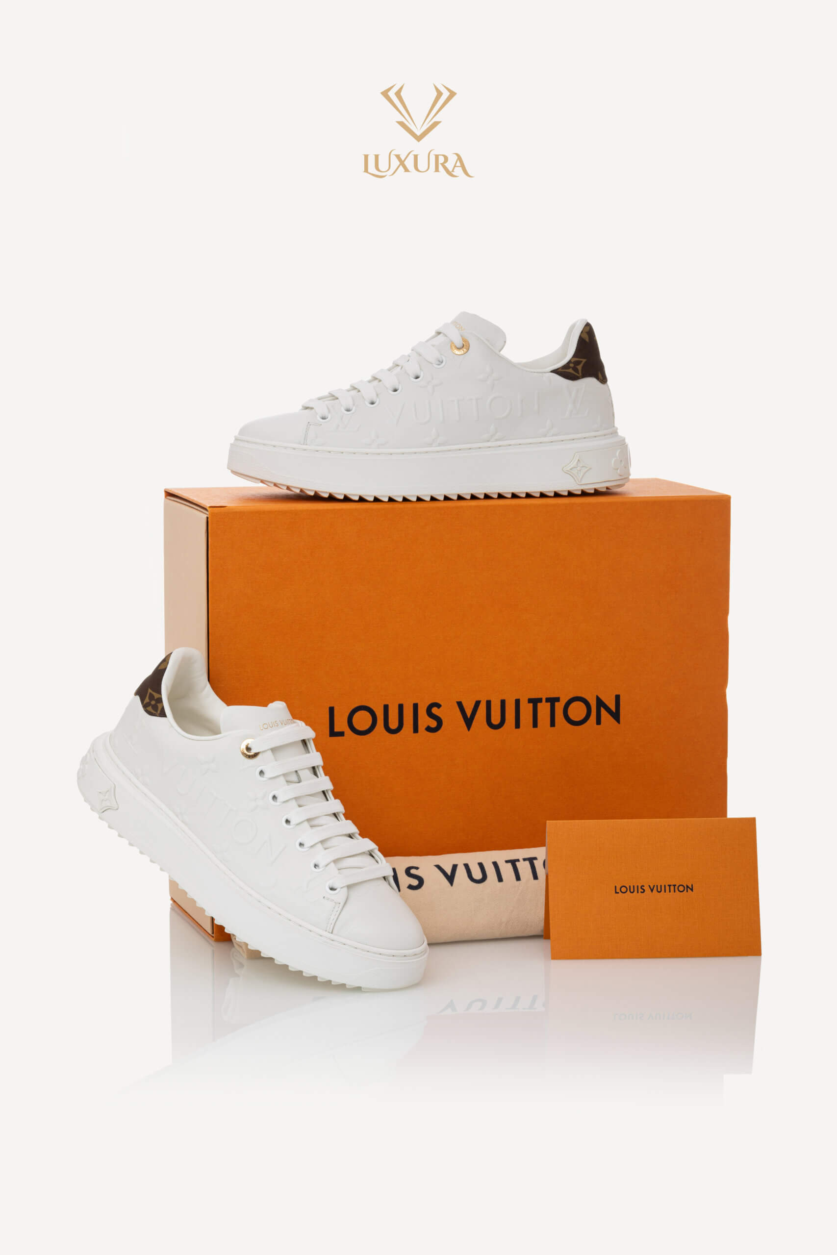 <span style="font-size: 10px; color: rgb(101, 101, 101);letter-spacing: .15em;">HARD TO FIND</span><br><strong> LOUIS VUITTON </strong><br><div style="margin-top:10px; font-size:16px;"> Lambskin Embossed Monogram Time Out Sneaker White 1AAP6G 37.5 </div><br> - Image 2