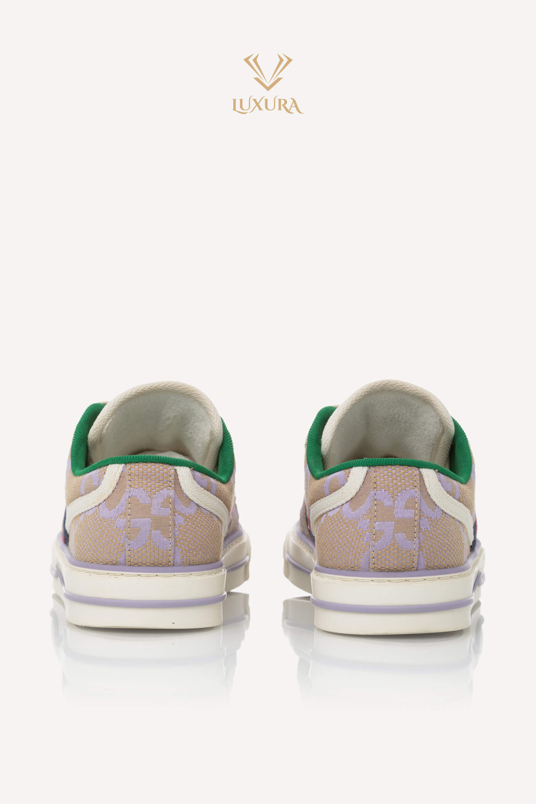 <span style="font-size: 10px; color: rgb(101, 101, 101);letter-spacing: .15em;">IN TENDINTE </span><br><strong> GUCCI </strong><br><div style="margin-top:10px; font-size:16px;"> Monogram Jumbo GG Web 1977 Tennis Sneakers Beige Lapis Mystic White 37 </div><br> - Image 5