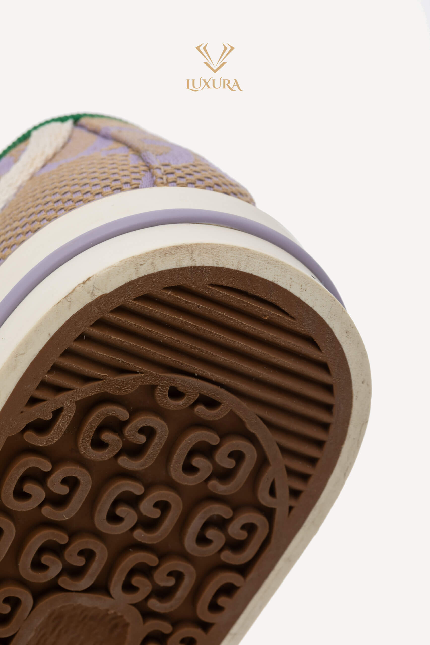 <span style="font-size: 10px; color: rgb(101, 101, 101);letter-spacing: .15em;">IN TENDINTE </span><br><strong> GUCCI </strong><br><div style="margin-top:10px; font-size:16px;"> Monogram Jumbo GG Web 1977 Tennis Sneakers Beige Lapis Mystic White 37 </div><br> - Image 14