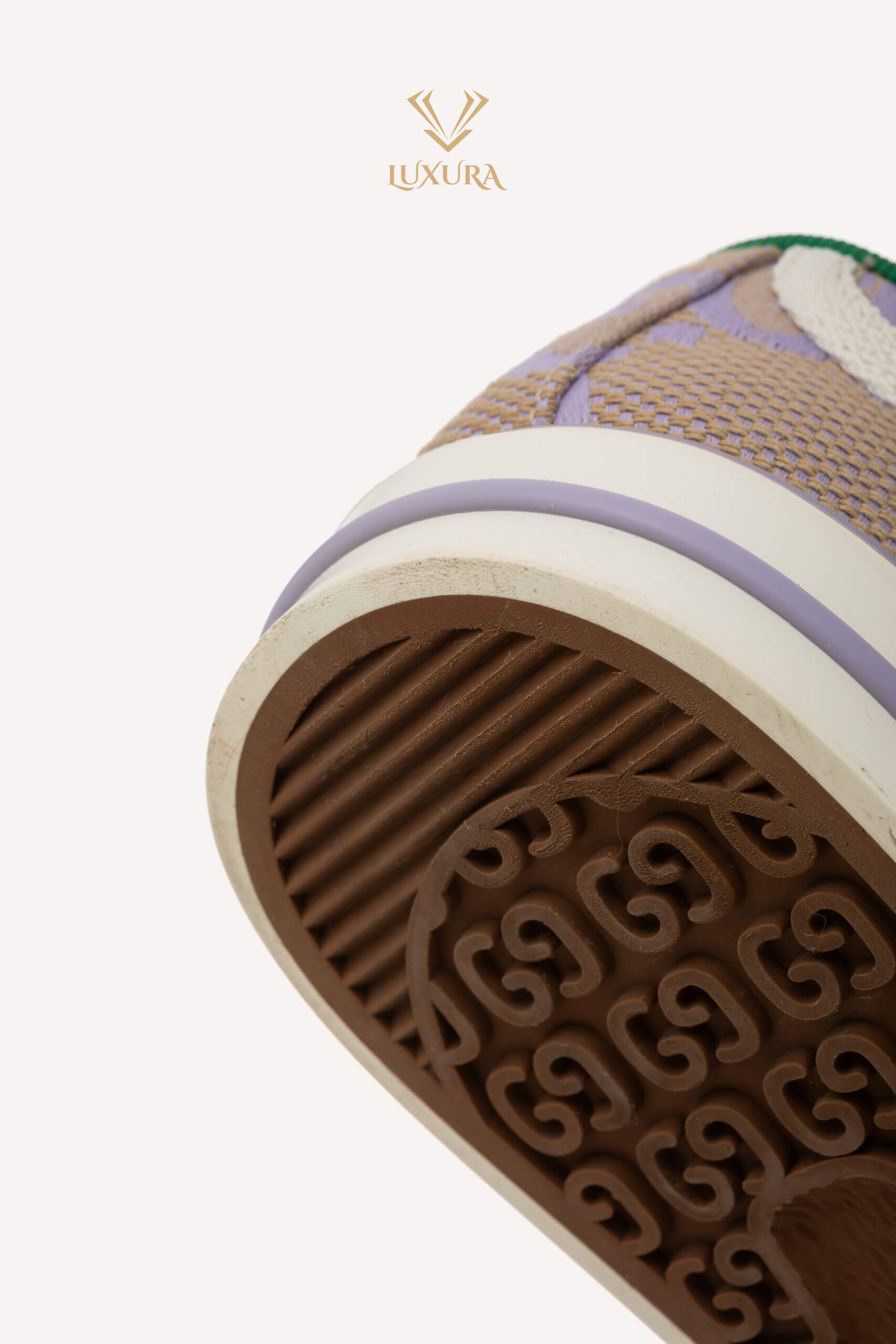 <span style="font-size: 10px; color: rgb(101, 101, 101);letter-spacing: .15em;">IN TENDINTE </span><br><strong> GUCCI </strong><br><div style="margin-top:10px; font-size:16px;"> Monogram Jumbo GG Web 1977 Tennis Sneakers Beige Lapis Mystic White 37 </div><br> - Image 15