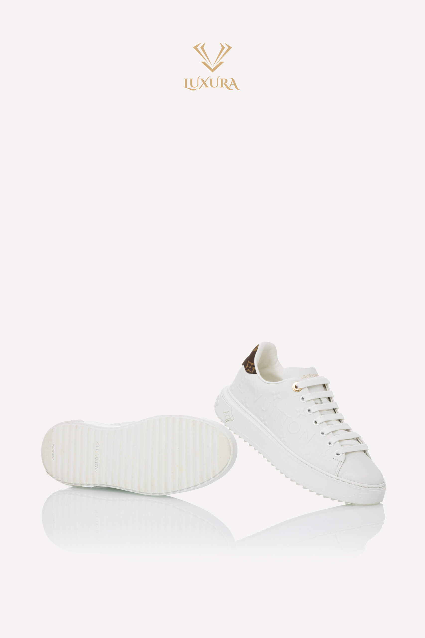 <span style="font-size: 10px; color: rgb(101, 101, 101);letter-spacing: .15em;">HARD TO FIND</span><br><strong> LOUIS VUITTON </strong><br><div style="margin-top:10px; font-size:16px;"> Lambskin Embossed Monogram Time Out Sneaker White 1AAP6G 37.5 </div><br> - Image 17