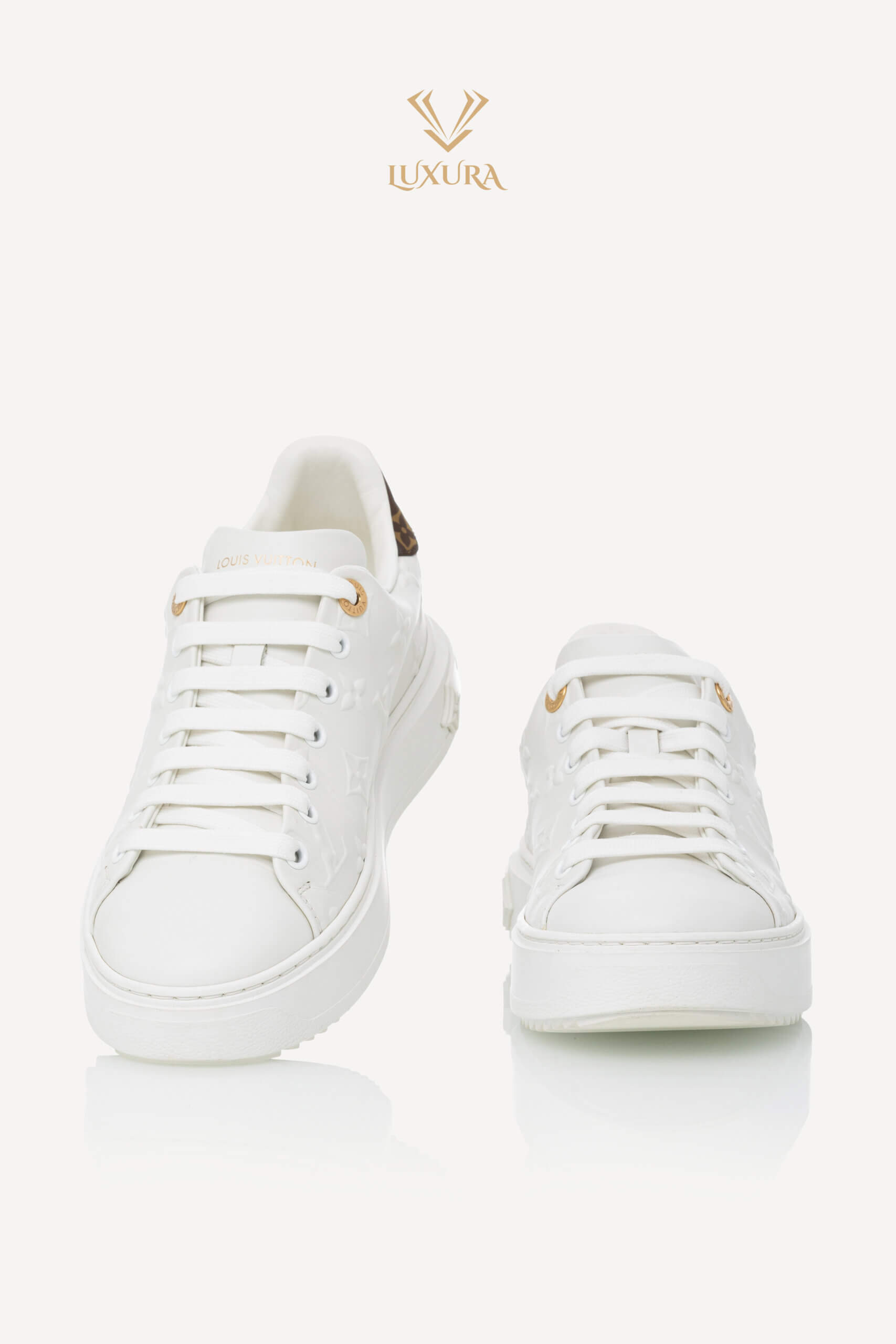 <span style="font-size: 10px; color: rgb(101, 101, 101);letter-spacing: .15em;">HARD TO FIND</span><br><strong> LOUIS VUITTON </strong><br><div style="margin-top:10px; font-size:16px;"> Lambskin Embossed Monogram Time Out Sneaker White 1AAP6G 37.5 </div><br> - Image 4