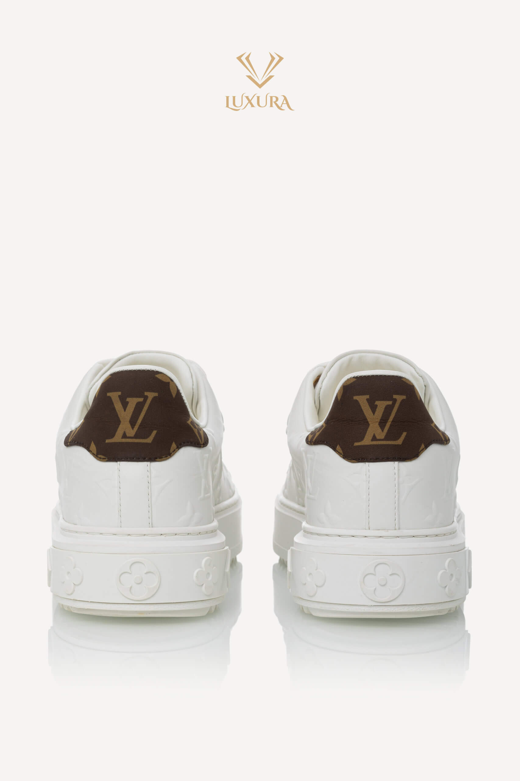 <span style="font-size: 10px; color: rgb(101, 101, 101);letter-spacing: .15em;">HARD TO FIND</span><br><strong> LOUIS VUITTON </strong><br><div style="margin-top:10px; font-size:16px;"> Lambskin Embossed Monogram Time Out Sneaker White 1AAP6G 37.5 </div><br> - Image 5