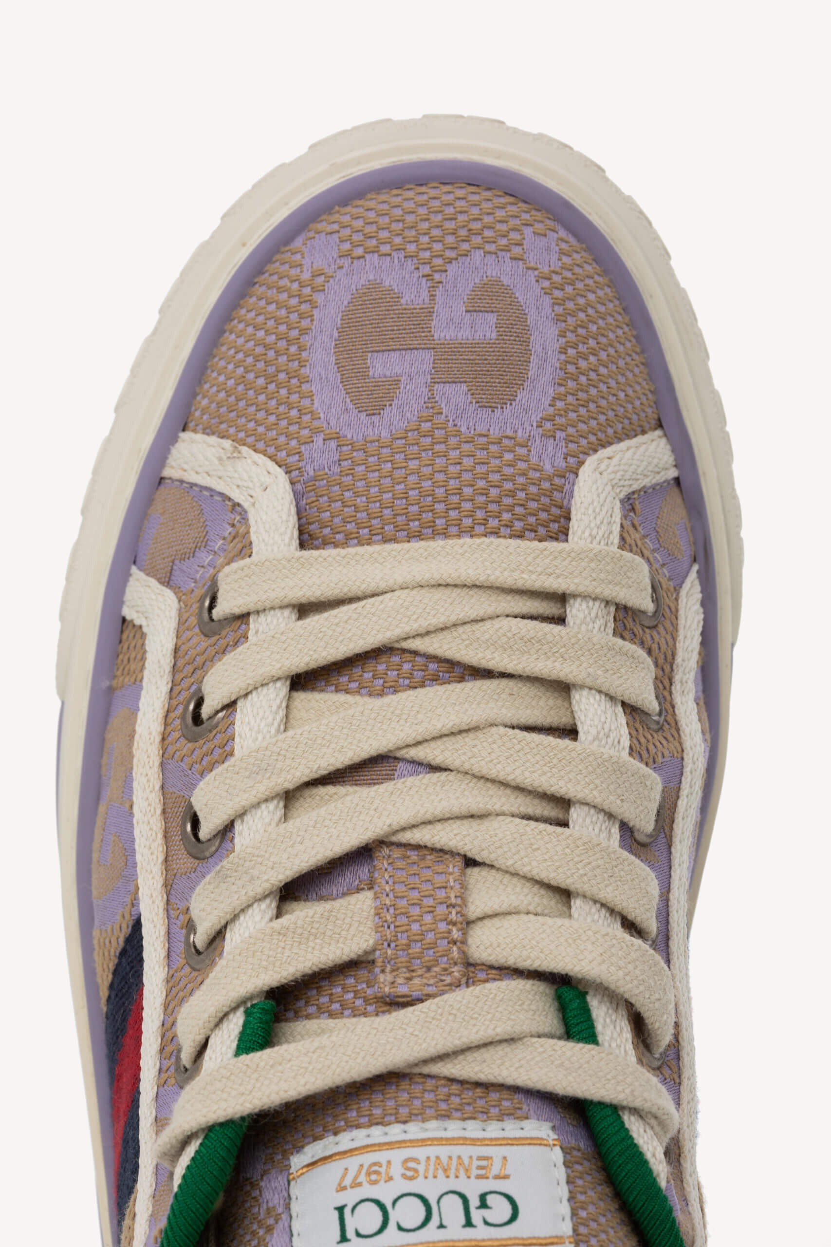 <span style="font-size: 10px; color: rgb(101, 101, 101);letter-spacing: .15em;">IN TENDINTE </span><br><strong> GUCCI </strong><br><div style="margin-top:10px; font-size:16px;"> Monogram Jumbo GG Web 1977 Tennis Sneakers Beige Lapis Mystic White 37 </div><br> - Image 8