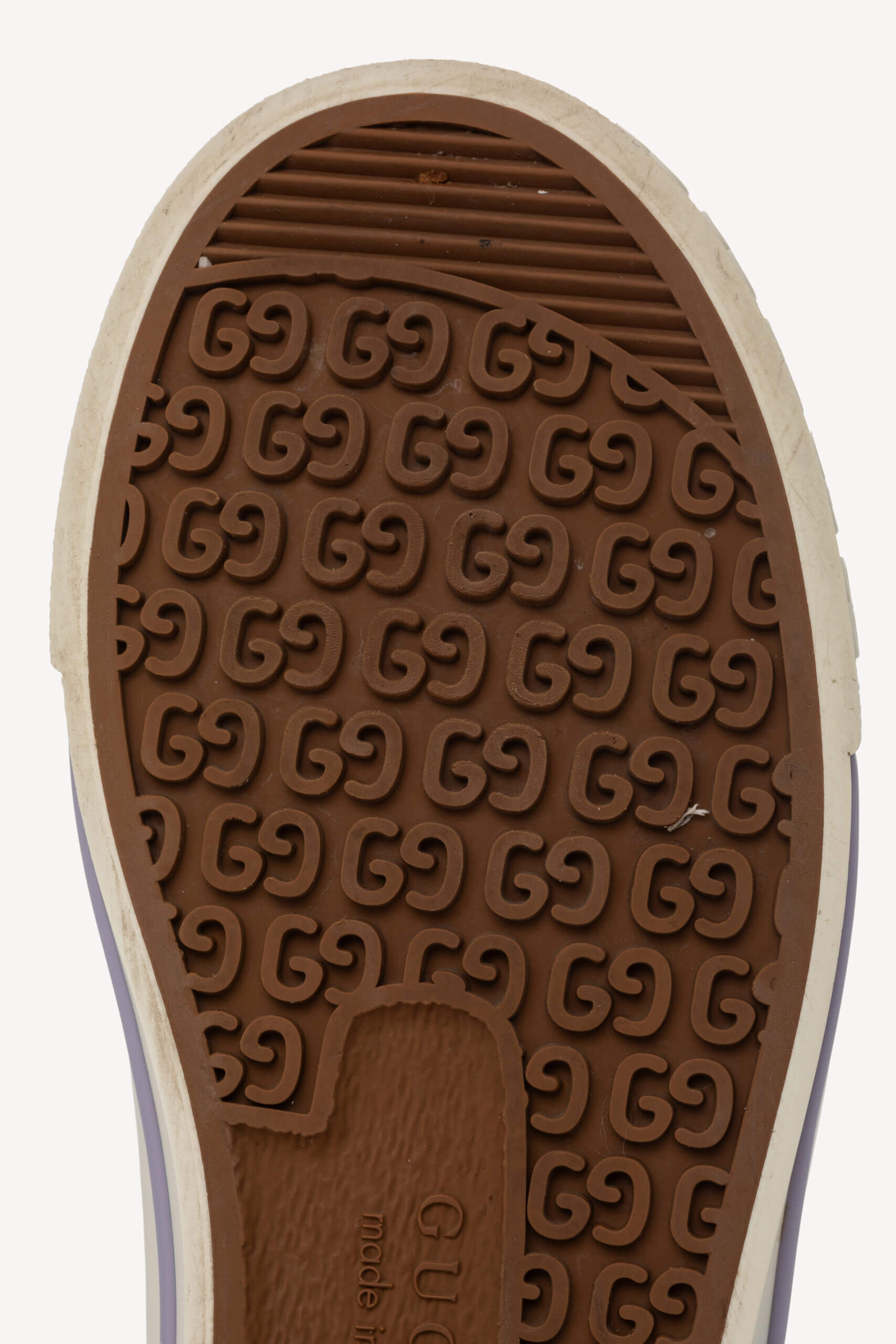 <span style="font-size: 10px; color: rgb(101, 101, 101);letter-spacing: .15em;">IN TENDINTE </span><br><strong> GUCCI </strong><br><div style="margin-top:10px; font-size:16px;"> Monogram Jumbo GG Web 1977 Tennis Sneakers Beige Lapis Mystic White 37 </div><br> - Image 13