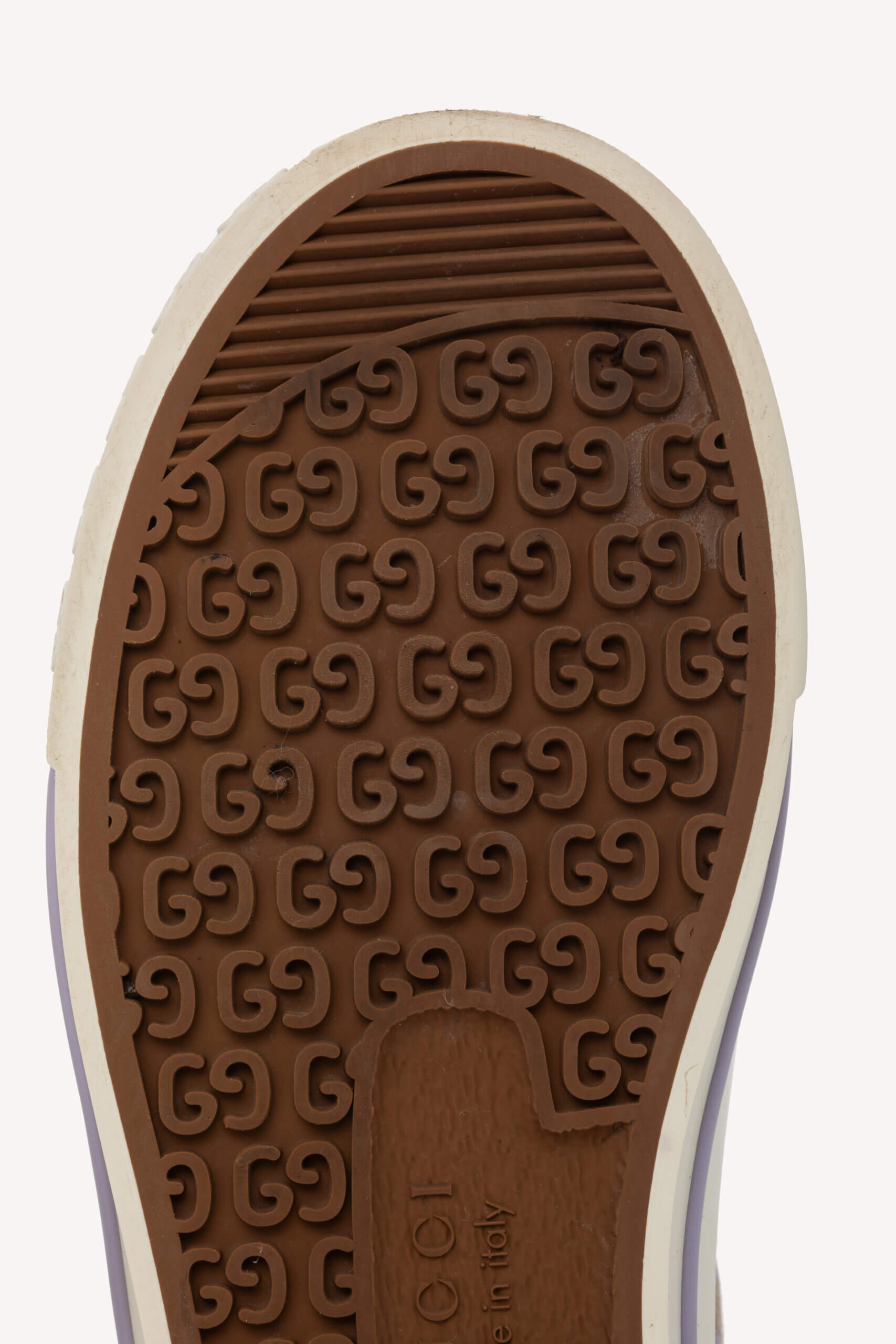 <span style="font-size: 10px; color: rgb(101, 101, 101);letter-spacing: .15em;">IN TENDINTE </span><br><strong> GUCCI </strong><br><div style="margin-top:10px; font-size:16px;"> Monogram Jumbo GG Web 1977 Tennis Sneakers Beige Lapis Mystic White 37 </div><br> - Image 12