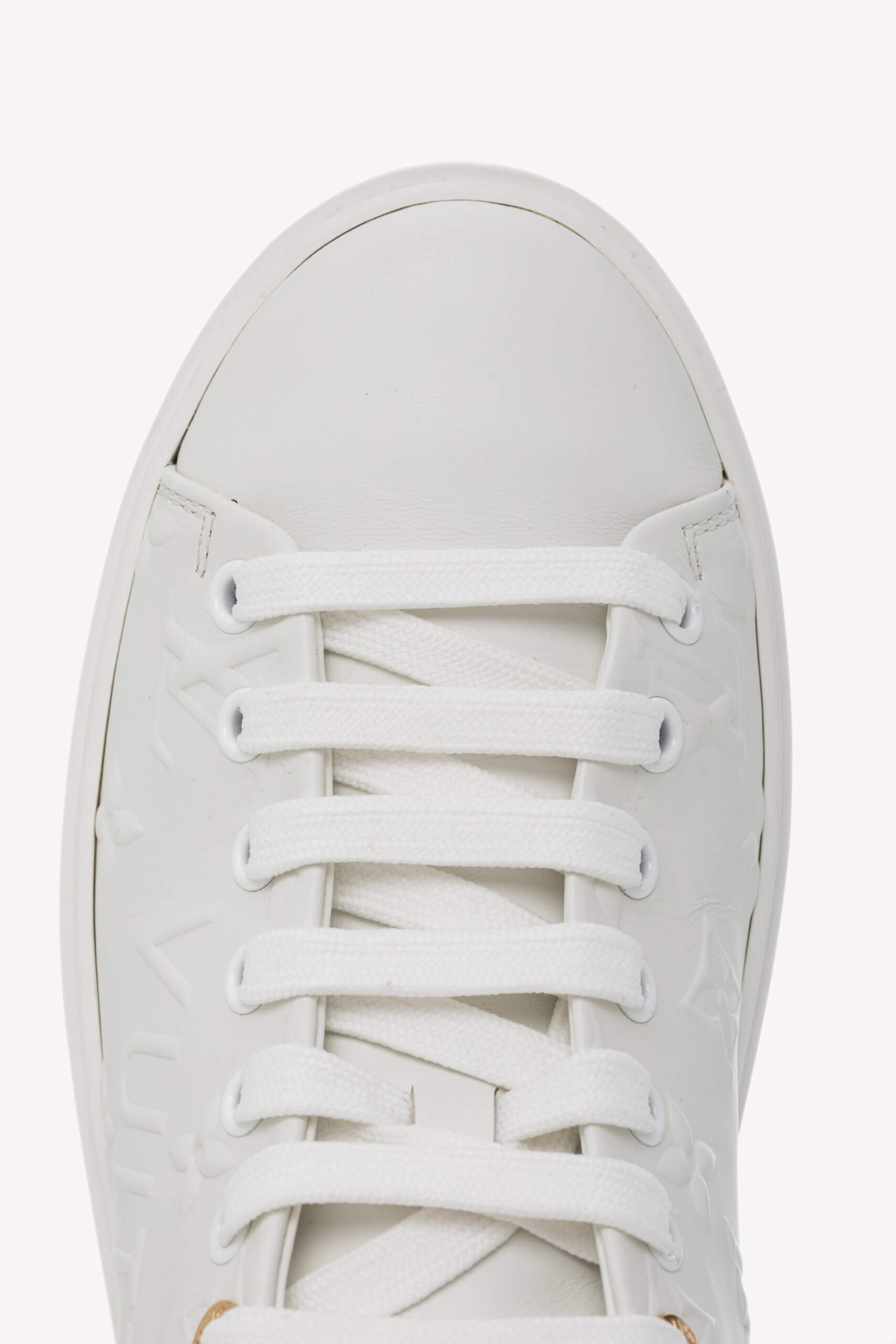 <span style="font-size: 10px; color: rgb(101, 101, 101);letter-spacing: .15em;">HARD TO FIND</span><br><strong> LOUIS VUITTON </strong><br><div style="margin-top:10px; font-size:16px;"> Lambskin Embossed Monogram Time Out Sneaker White 1AAP6G 37.5 </div><br> - Image 8