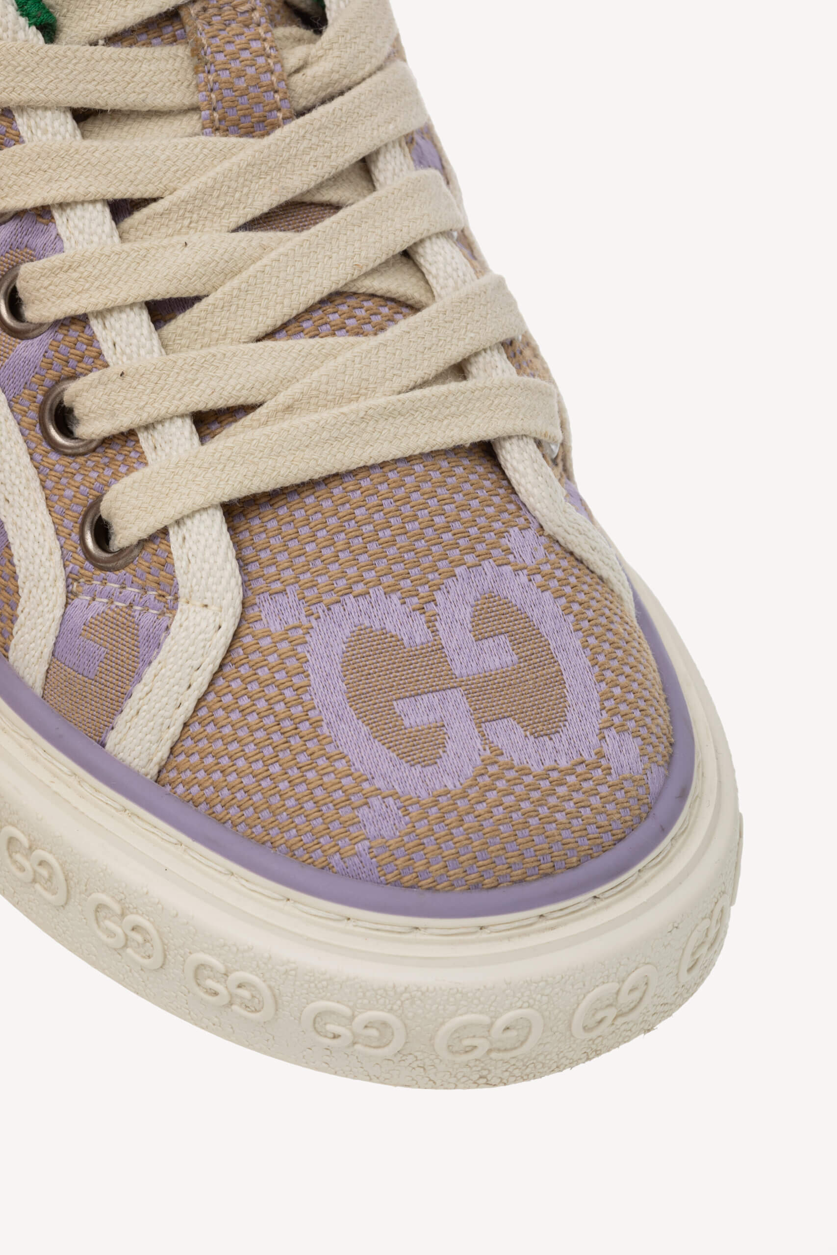 <span style="font-size: 10px; color: rgb(101, 101, 101);letter-spacing: .15em;">IN TENDINTE </span><br><strong> GUCCI </strong><br><div style="margin-top:10px; font-size:16px;"> Monogram Jumbo GG Web 1977 Tennis Sneakers Beige Lapis Mystic White 37 </div><br> - Image 9