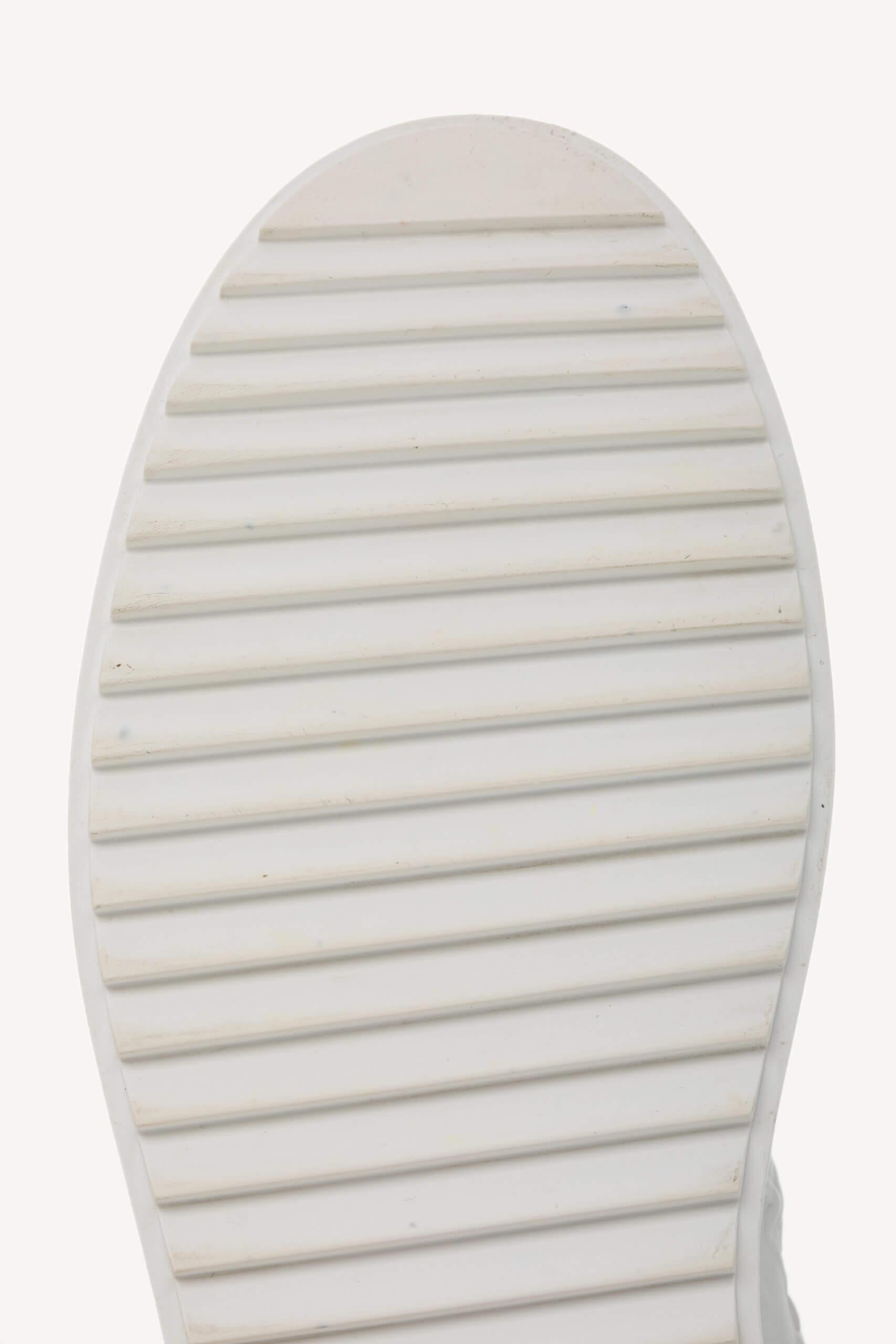 <span style="font-size: 10px; color: rgb(101, 101, 101);letter-spacing: .15em;">HARD TO FIND</span><br><strong> LOUIS VUITTON </strong><br><div style="margin-top:10px; font-size:16px;"> Lambskin Embossed Monogram Time Out Sneaker White 1AAP6G 37.5 </div><br> - Image 15