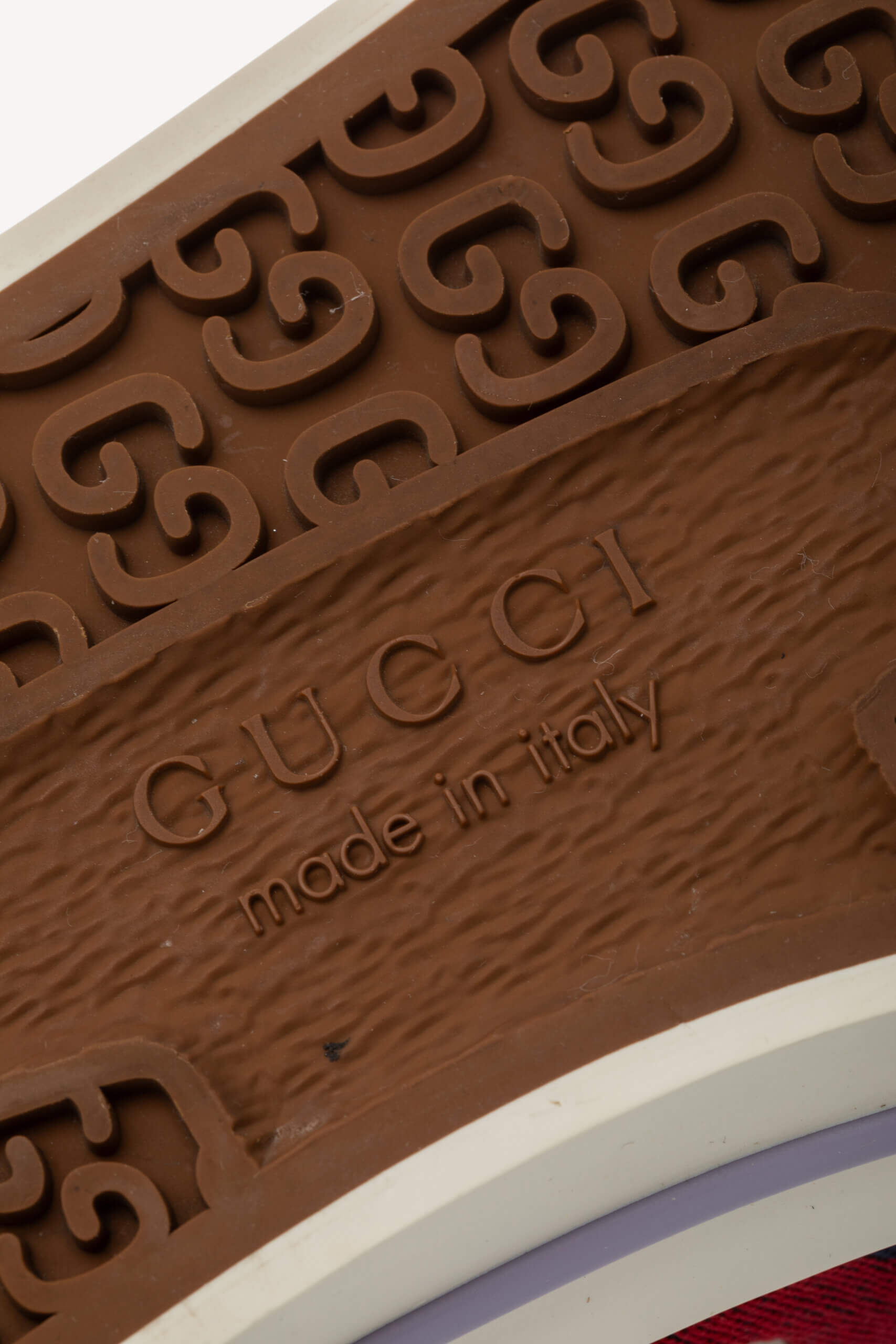 <span style="font-size: 10px; color: rgb(101, 101, 101);letter-spacing: .15em;">IN TENDINTE </span><br><strong> GUCCI </strong><br><div style="margin-top:10px; font-size:16px;"> Monogram Jumbo GG Web 1977 Tennis Sneakers Beige Lapis Mystic White 37 </div><br> - Image 16