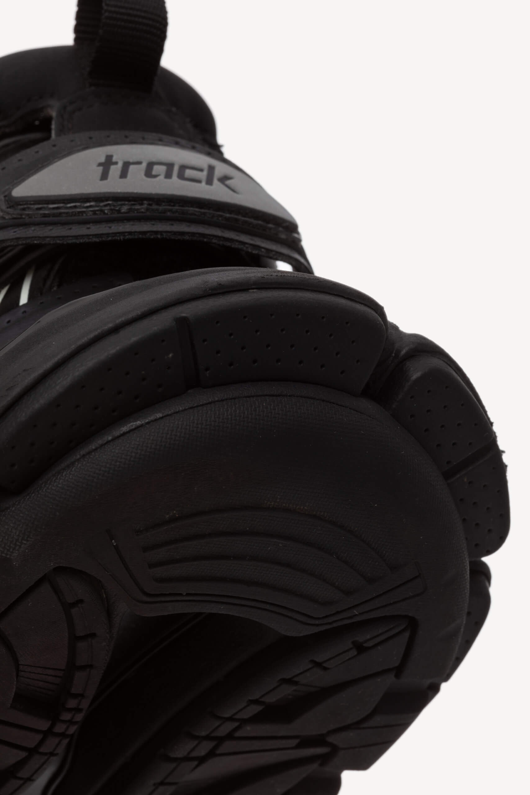 <span style="font-size: 10px; color: rgb(101, 101, 101);letter-spacing: .15em;">BEST DEAL</span><br><strong> BALENCIAGA </strong><br><div style="margin-top:10px; font-size:16px;"> Track Sneakers Black 37 </div><br> - Image 15