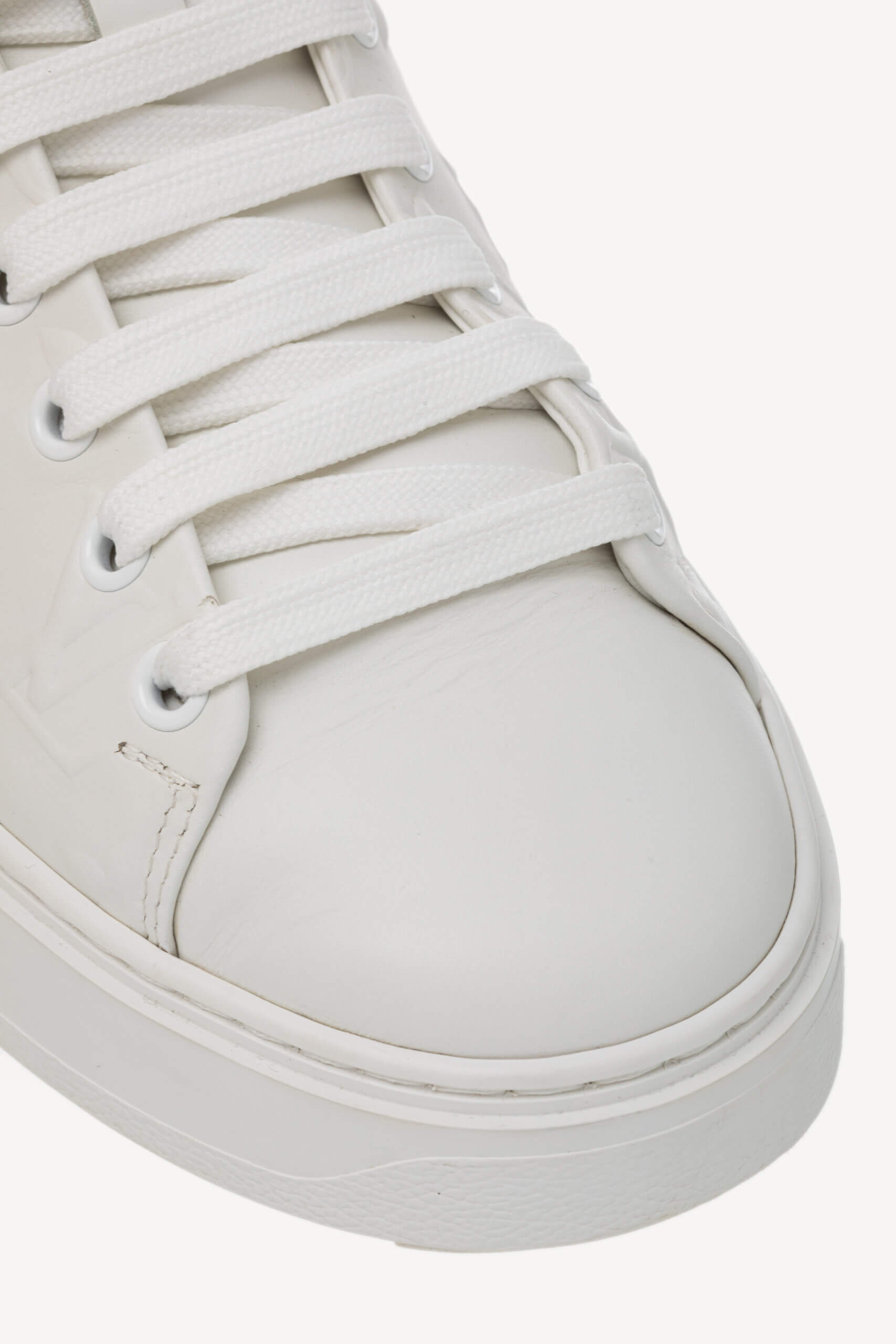 <span style="font-size: 10px; color: rgb(101, 101, 101);letter-spacing: .15em;">HARD TO FIND</span><br><strong> LOUIS VUITTON </strong><br><div style="margin-top:10px; font-size:16px;"> Lambskin Embossed Monogram Time Out Sneaker White 1AAP6G 37.5 </div><br> - Image 9