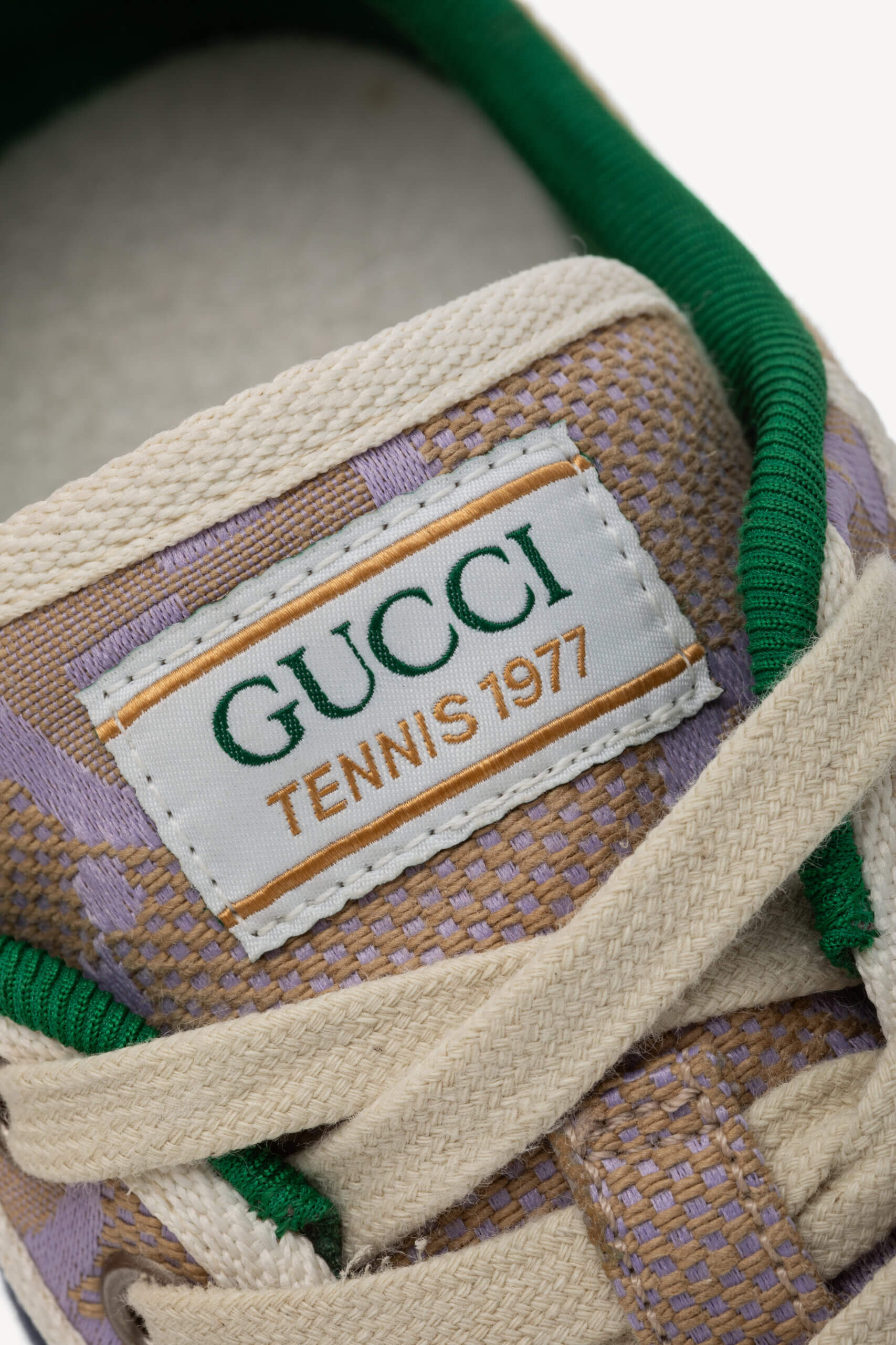 <span style="font-size: 10px; color: rgb(101, 101, 101);letter-spacing: .15em;">IN TENDINTE </span><br><strong> GUCCI </strong><br><div style="margin-top:10px; font-size:16px;"> Monogram Jumbo GG Web 1977 Tennis Sneakers Beige Lapis Mystic White 37 </div><br> - Image 10