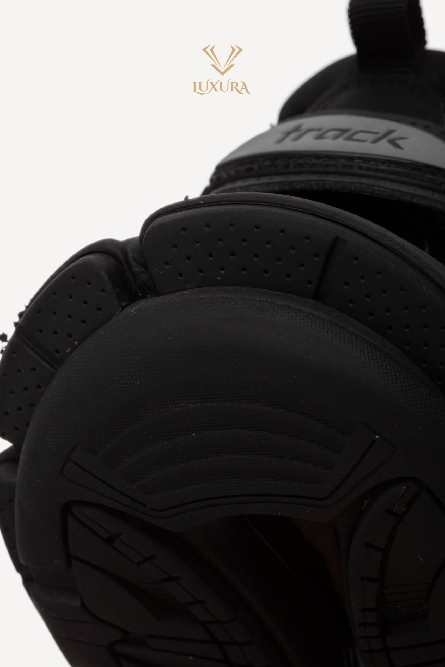 <span style="font-size: 10px; color: rgb(101, 101, 101);letter-spacing: .15em;">BEST DEAL</span><br><strong> BALENCIAGA </strong><br><div style="margin-top:10px; font-size:16px;"> Track Sneakers Black 37 </div><br> - Image 18