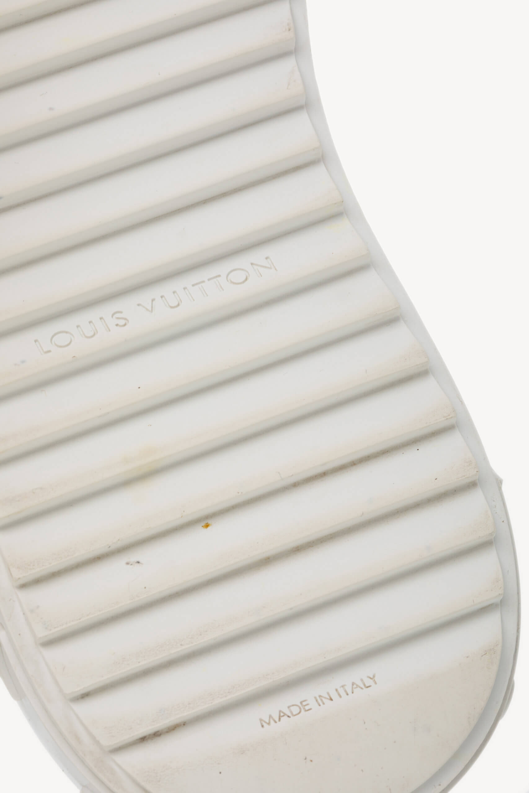 <span style="font-size: 10px; color: rgb(101, 101, 101);letter-spacing: .15em;">HARD TO FIND</span><br><strong> LOUIS VUITTON </strong><br><div style="margin-top:10px; font-size:16px;"> Lambskin Embossed Monogram Time Out Sneaker White 1AAP6G 37.5 </div><br> - Image 16