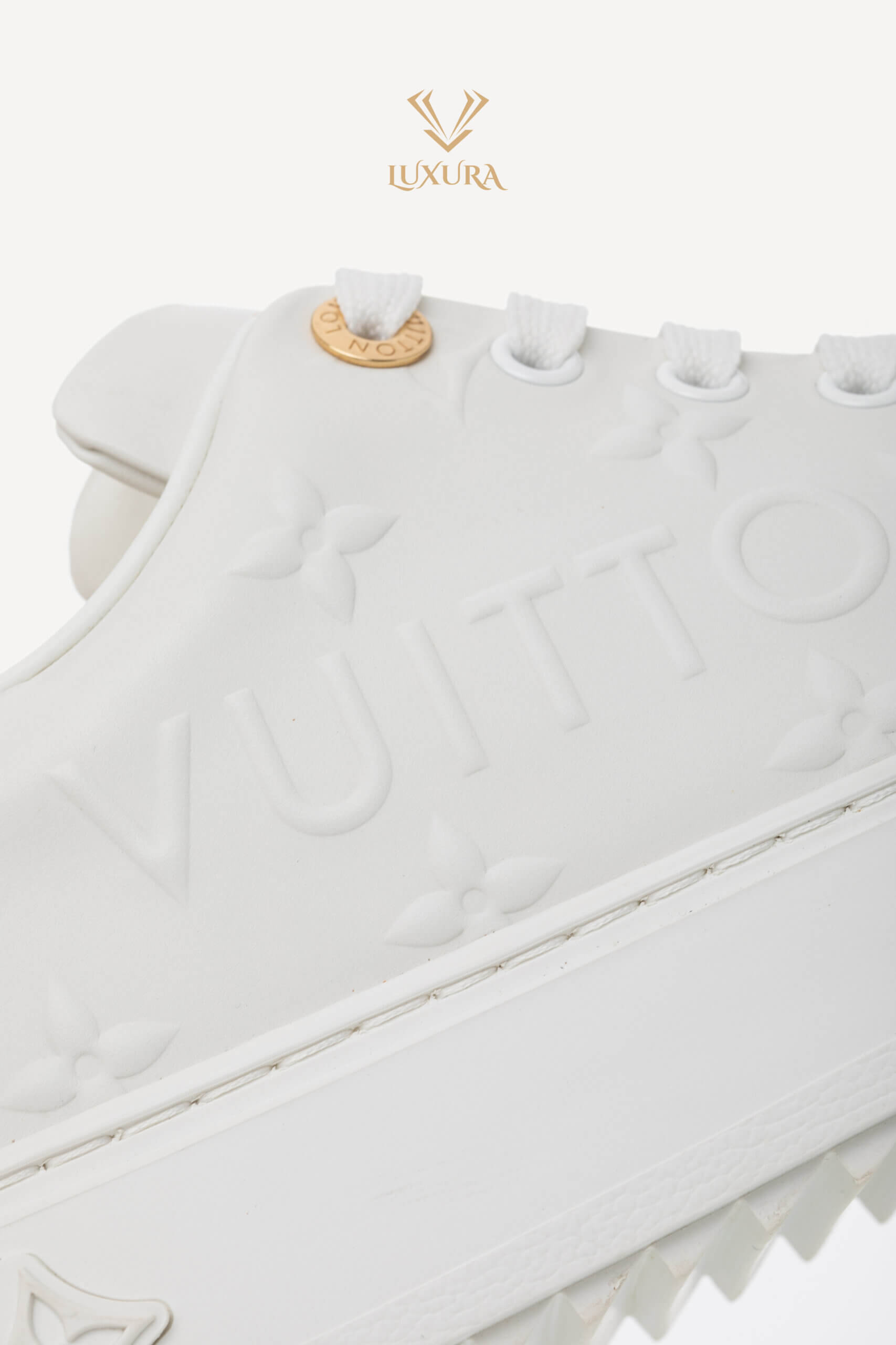 <span style="font-size: 10px; color: rgb(101, 101, 101);letter-spacing: .15em;">HARD TO FIND</span><br><strong> LOUIS VUITTON </strong><br><div style="margin-top:10px; font-size:16px;"> Lambskin Embossed Monogram Time Out Sneaker White 1AAP6G 37.5 </div><br> - Image 11