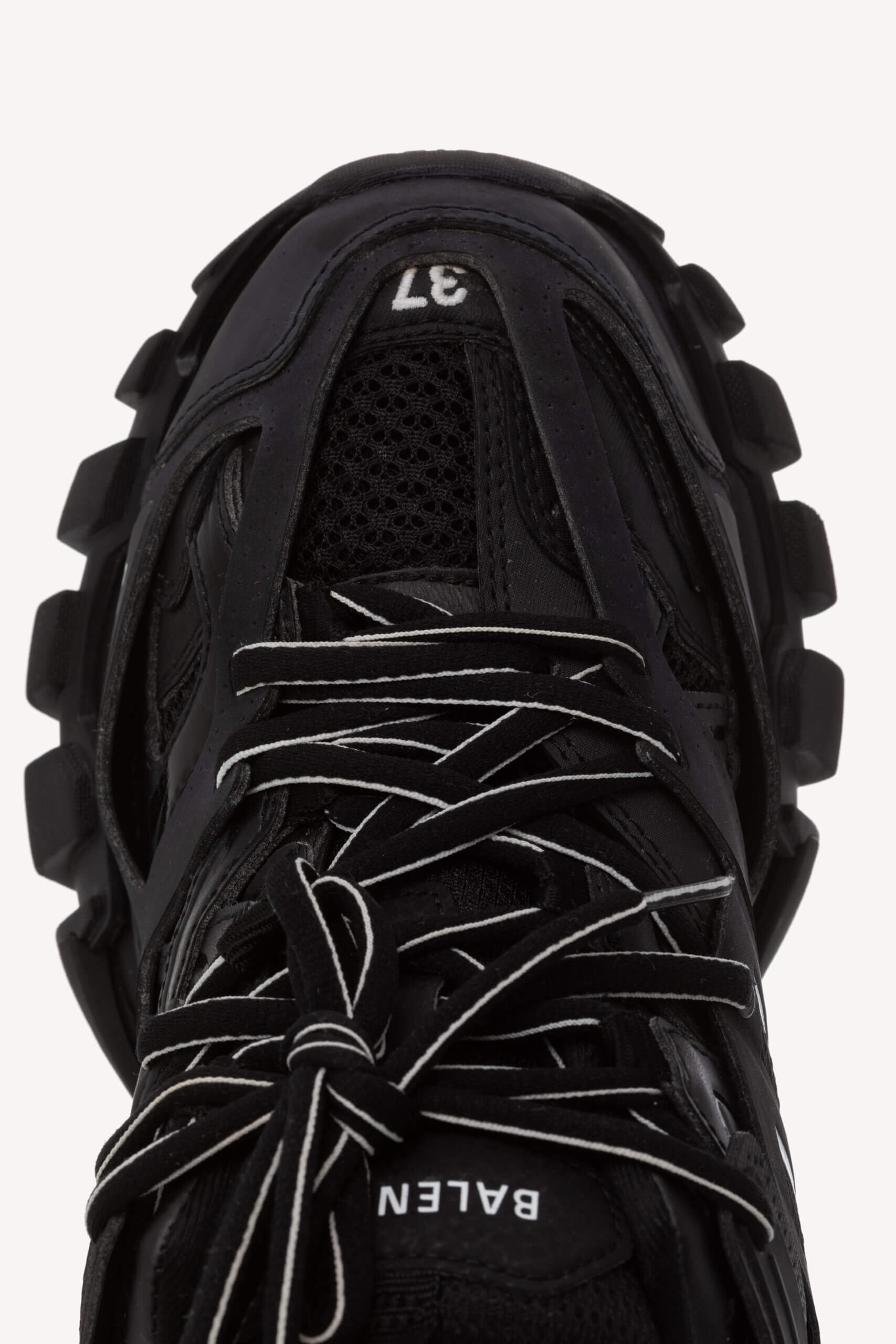 <span style="font-size: 10px; color: rgb(101, 101, 101);letter-spacing: .15em;">BEST DEAL</span><br><strong> BALENCIAGA </strong><br><div style="margin-top:10px; font-size:16px;"> Track Sneakers Black 37 </div><br> - Image 8