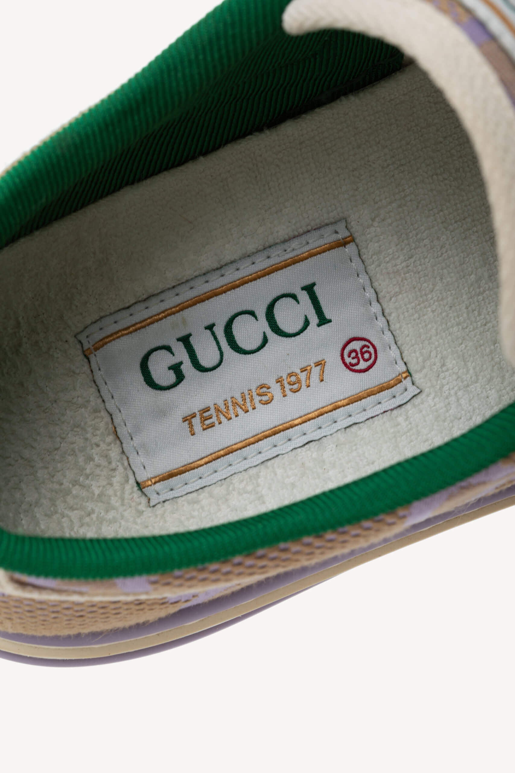 <span style="font-size: 10px; color: rgb(101, 101, 101);letter-spacing: .15em;">IN TENDINTE </span><br><strong> GUCCI </strong><br><div style="margin-top:10px; font-size:16px;"> Monogram Jumbo GG Web 1977 Tennis Sneakers Beige Lapis Mystic White 37 </div><br> - Image 11