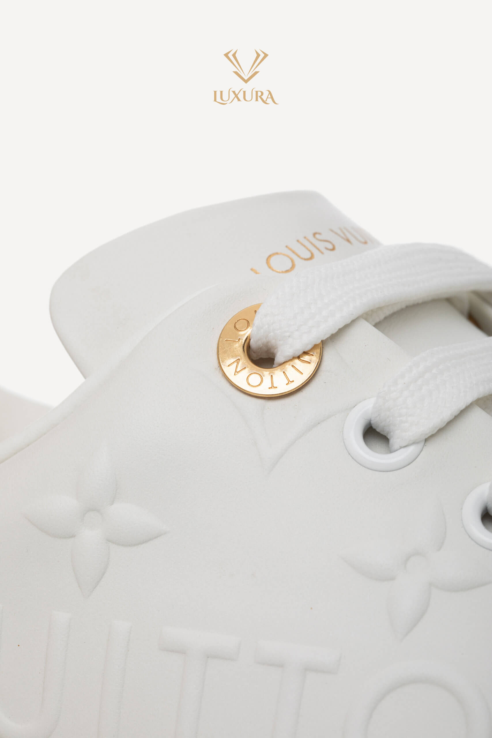 <span style="font-size: 10px; color: rgb(101, 101, 101);letter-spacing: .15em;">HARD TO FIND</span><br><strong> LOUIS VUITTON </strong><br><div style="margin-top:10px; font-size:16px;"> Lambskin Embossed Monogram Time Out Sneaker White 1AAP6G 37.5 </div><br> - Image 10